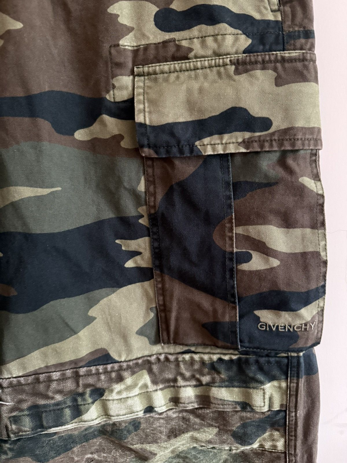 Givenchy Givenchy Camo Oversized Cargo Shorts Size US 32 / EU 48 - 3 Thumbnail