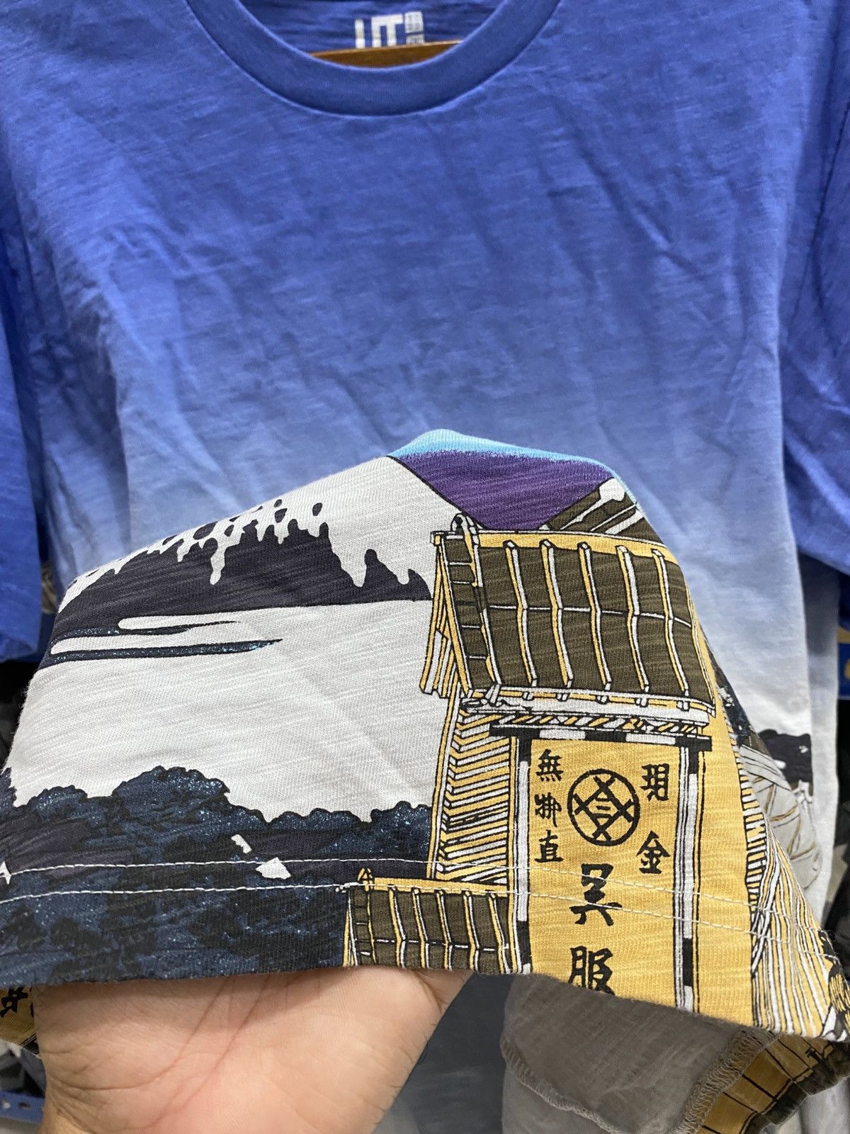 Uniqlo UNIQLO X HOKUSAI BLUE TSHIRT Size US M / EU 48-50 / 2 - 10 Thumbnail
