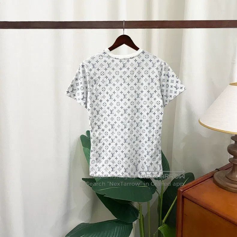 Louis Vuitton Louis Vuitton Neckline chain and full Logo short sleeves Size US M / EU 48-50 / 2 - 2 Thumbnail