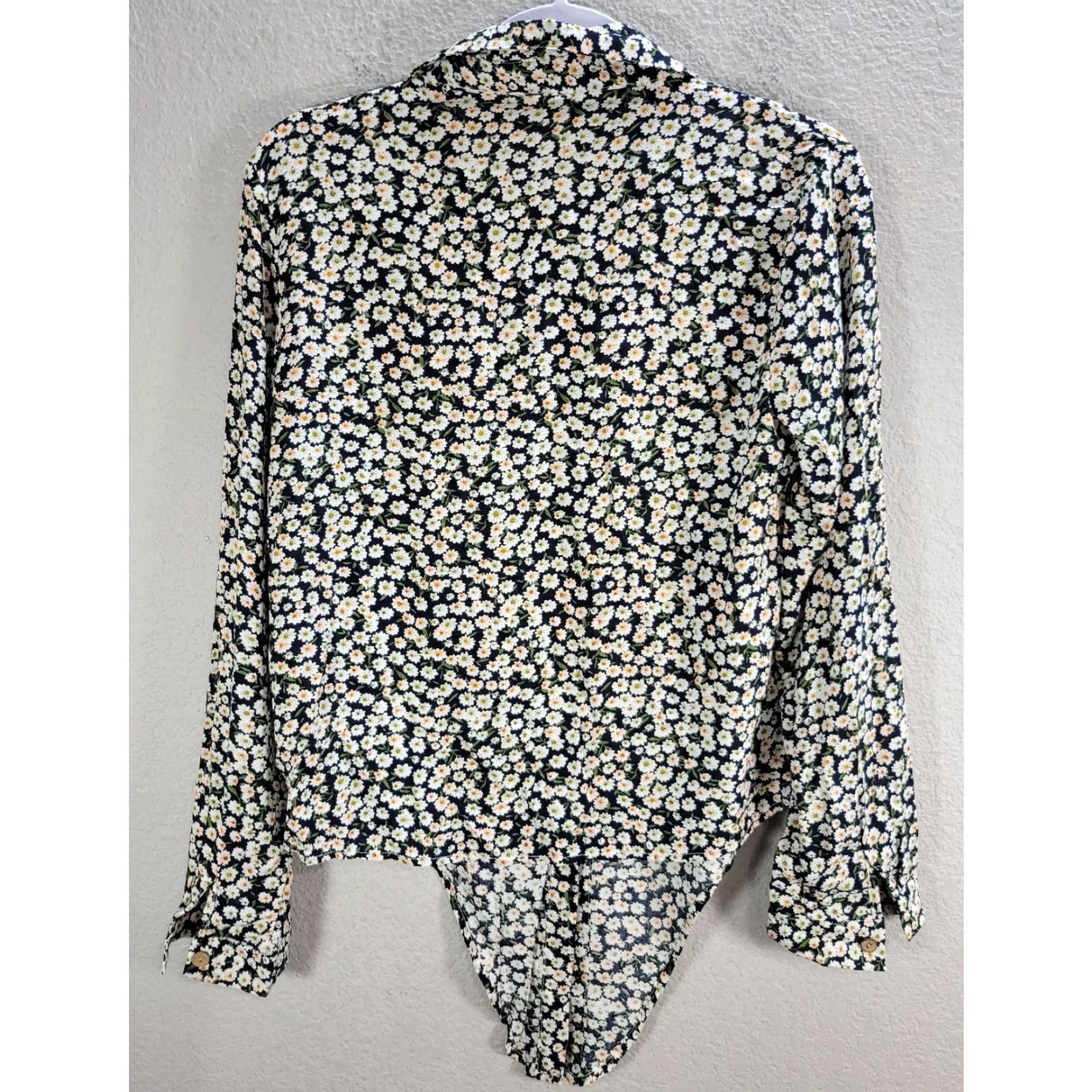 Vintage Love Notes Blue White Microfloral Shirt Blouse Top Front Knot Lightweight M Women’s Long Sleeve Collared Button 100% Rayon Size M / US 6-8 / IT 42-44 - 7 Thumbnail