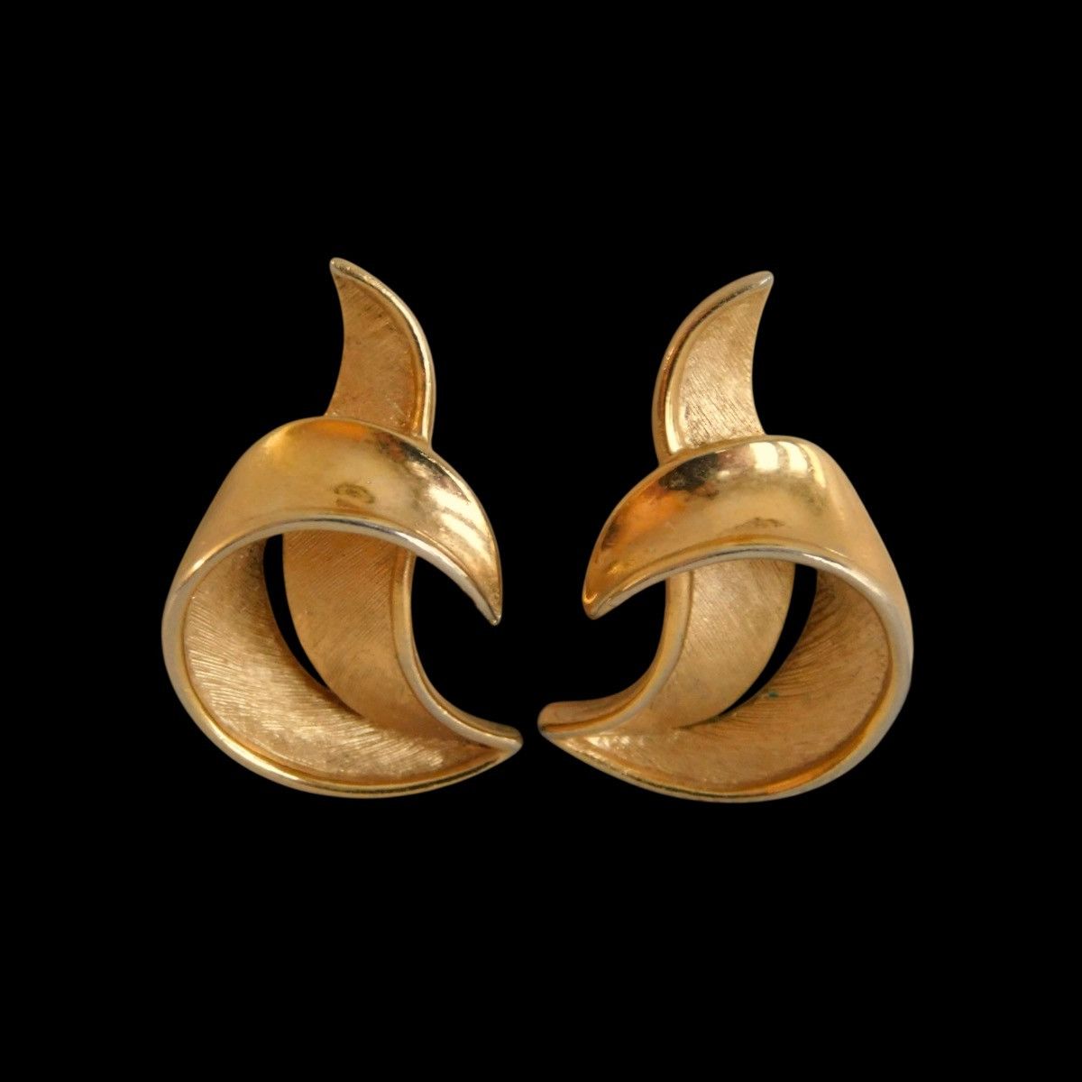 Vintage Vintage Crown Trifari gold tone swirly leaf clip on earrings Size ONE SIZE - 1 Thumbnail