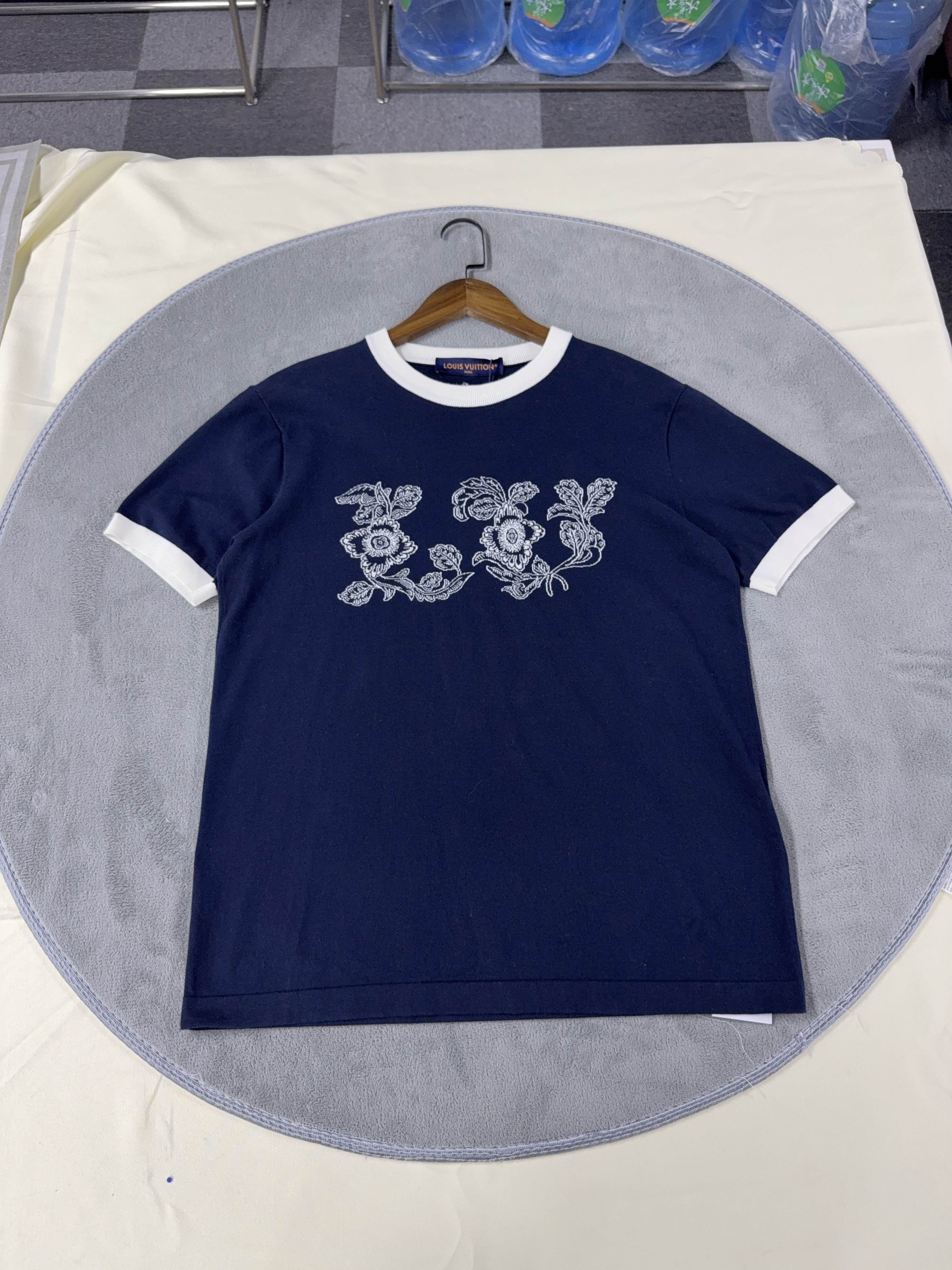 Louis Vuitton Louis Vuitton Floral T-Shirt Size M Size US M / EU 48-50 / 2 - 1 Thumbnail