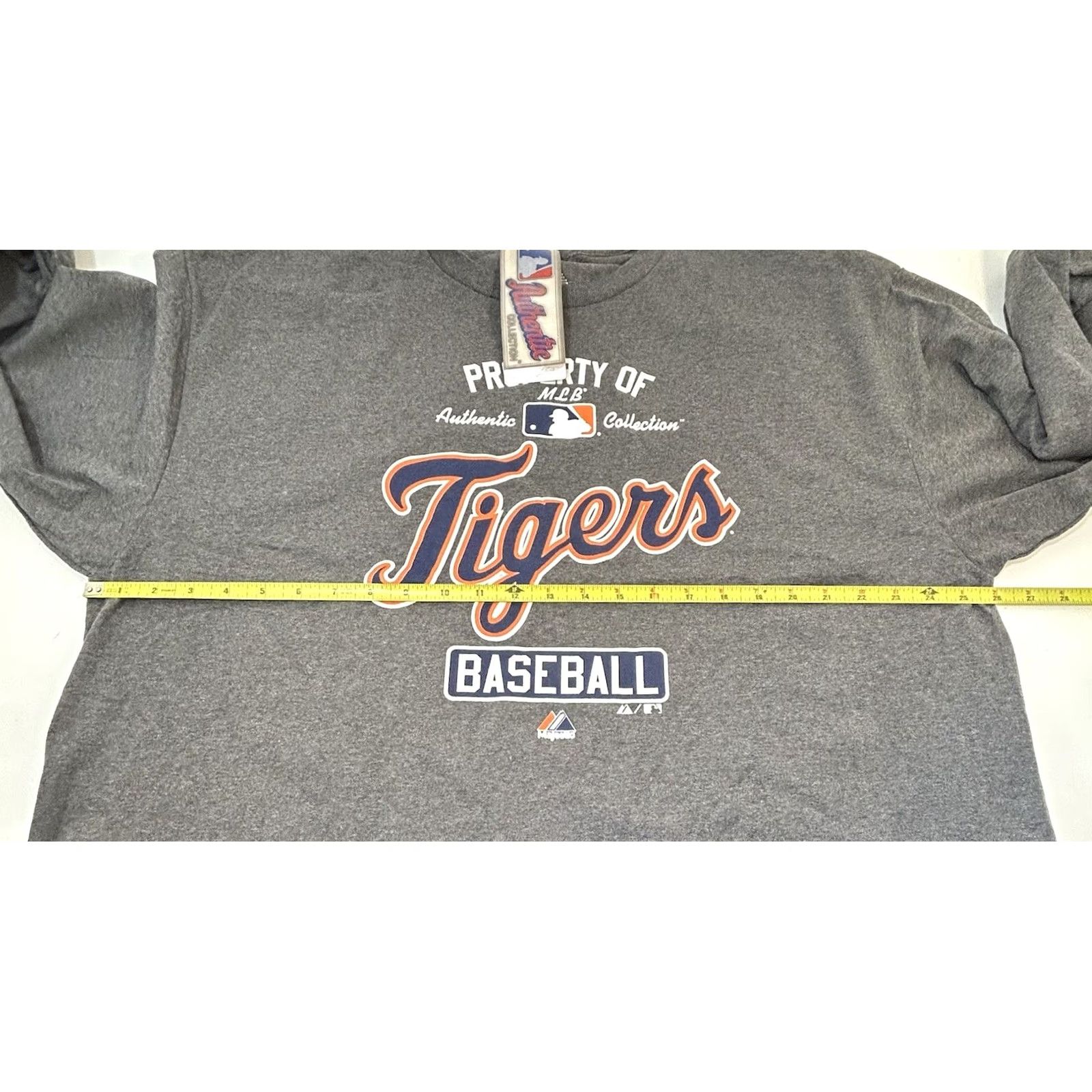 Vintage Majestic Detroit Tigers Long Sleeve Shirt Men 2XL Dark Heather Gray NWT 2011 NOS Tigers Logo Graphic Print Regular Fit Crew Neck Shirt Size US XXL / EU 58 / 5 - 5 Thumbnail