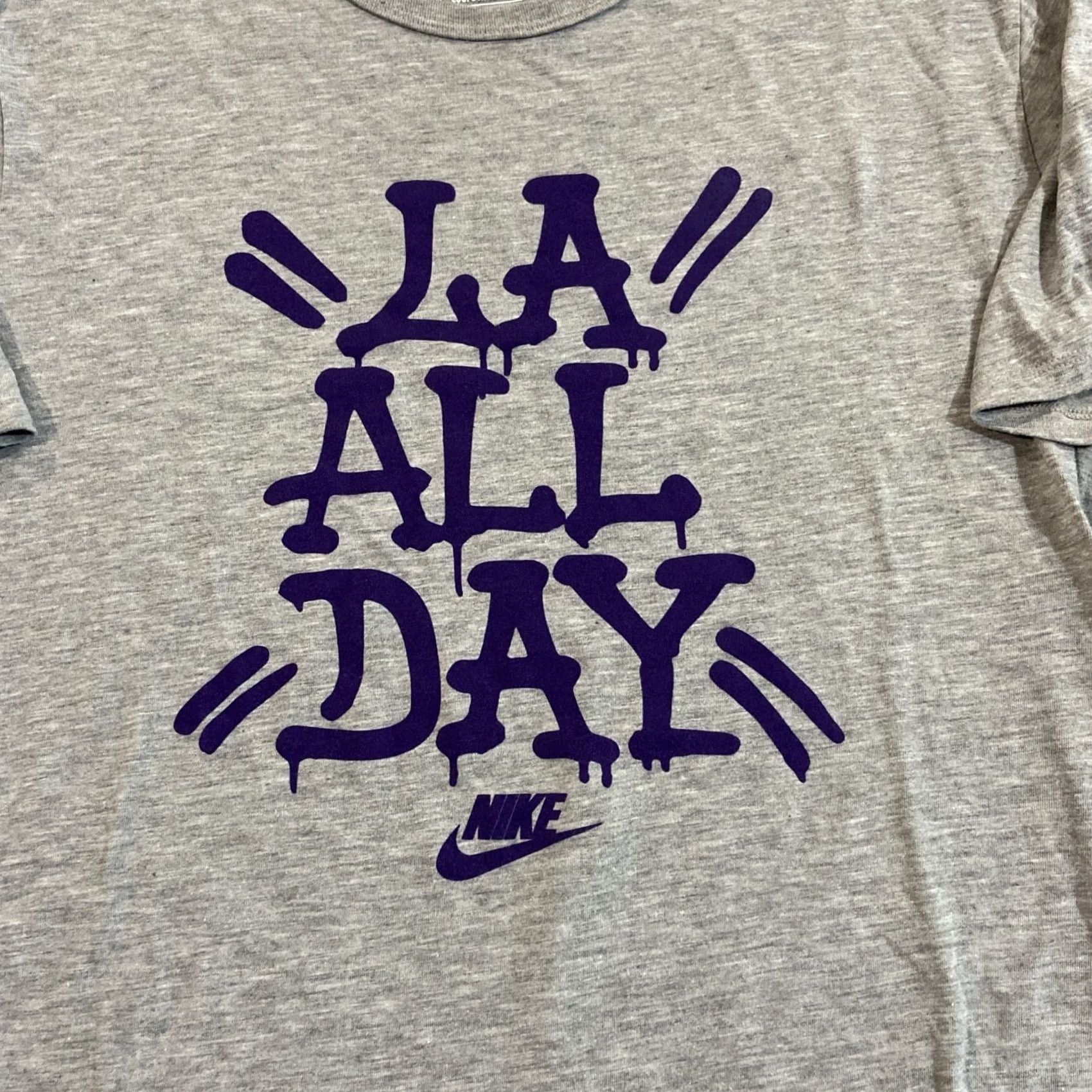 Nike Nike Tee Shirt Mens XL Gray Big Logo Lakers Grafiti Crew Neck Athleisure Retro Size US XL / EU 56 / 4 - 2 Thumbnail