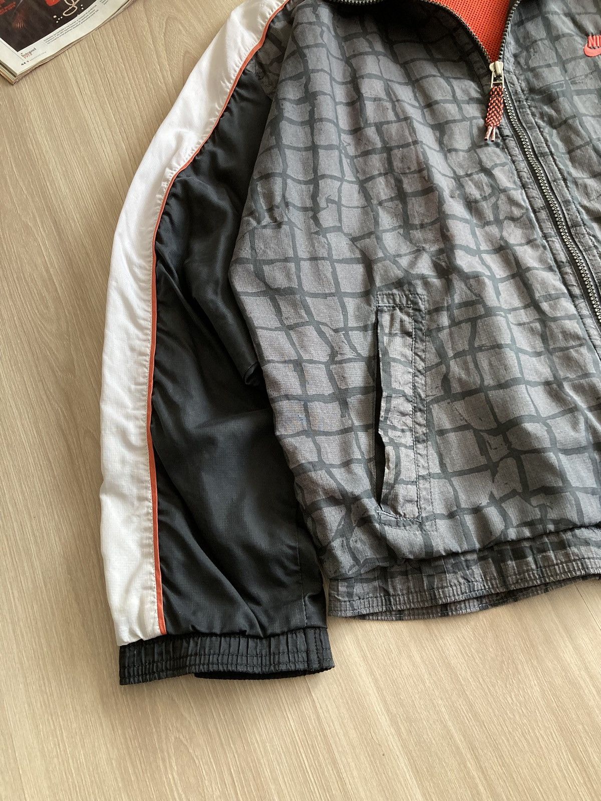 Vintage Vintage Nike Big Logo Nylon Light Jacket 90s Size US M / EU 48-50 / 2 - 10 Thumbnail