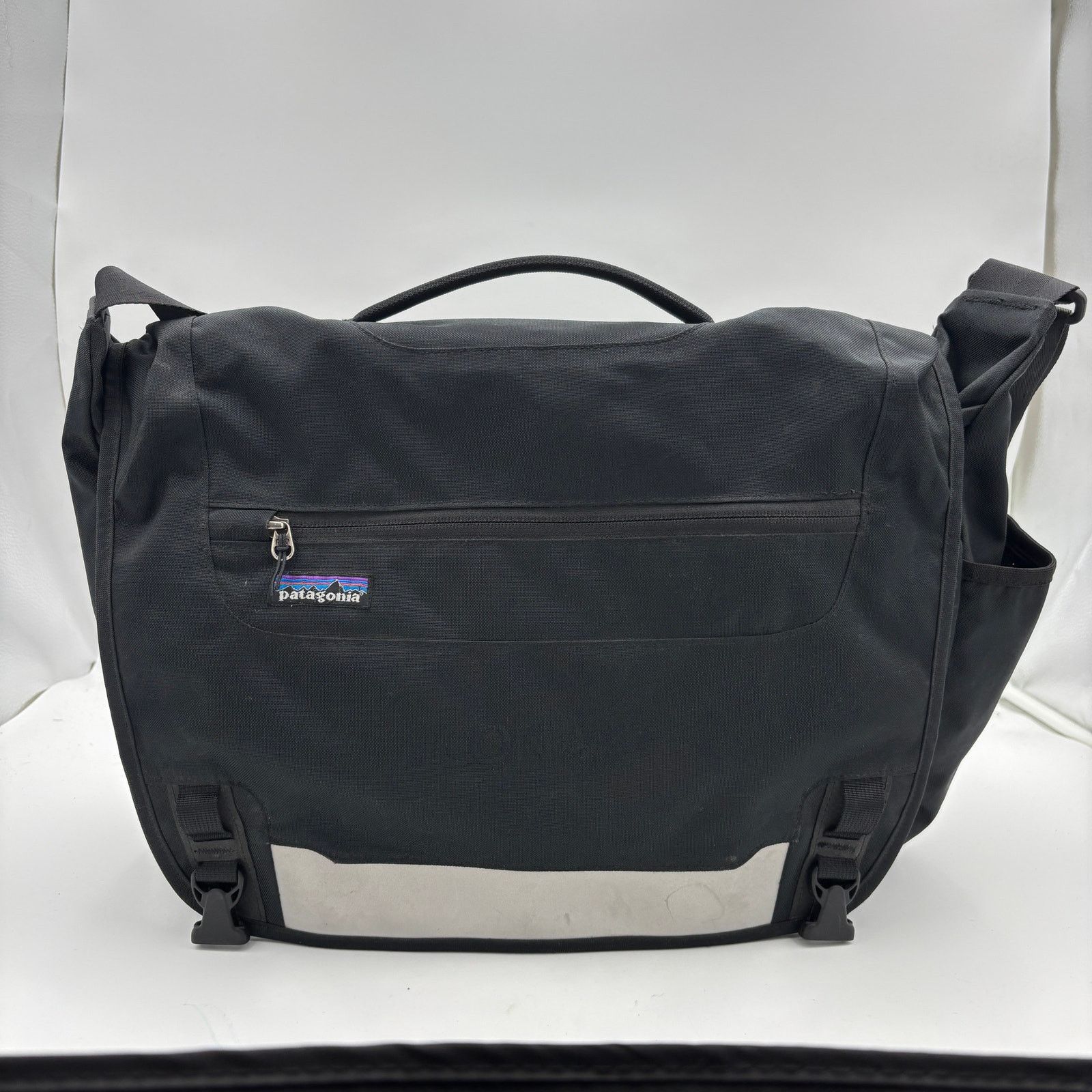 Patagonia Half Mass P-6 Logo Messenger Crossbody Laptop Bag in Black, Men's