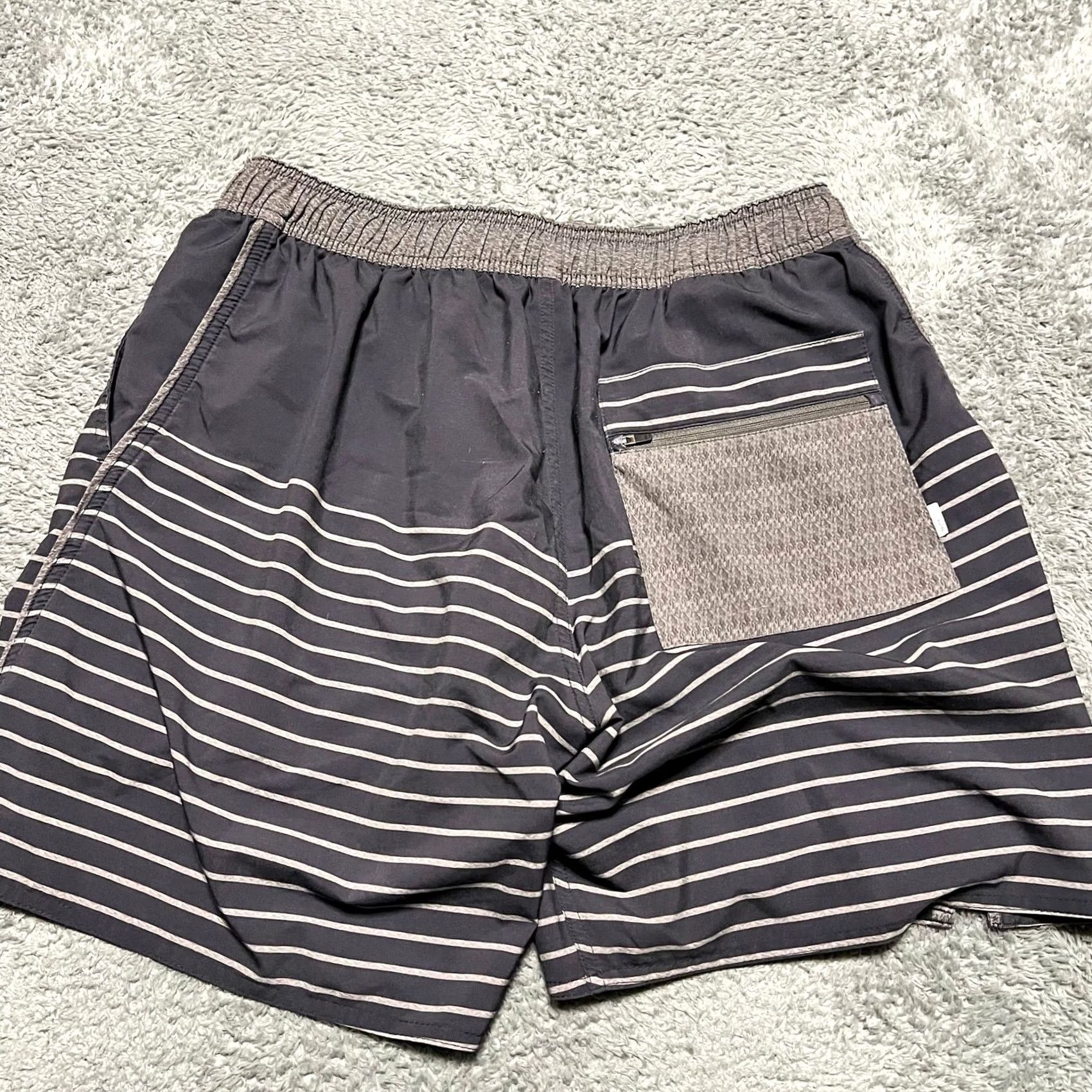 Vuori Vuori Shorts Mens Medium Trail Runner Lined Striped Gray Running Hybrid Mens Regular M Gray Athletic Shortings Size US 31 - 3 Thumbnail