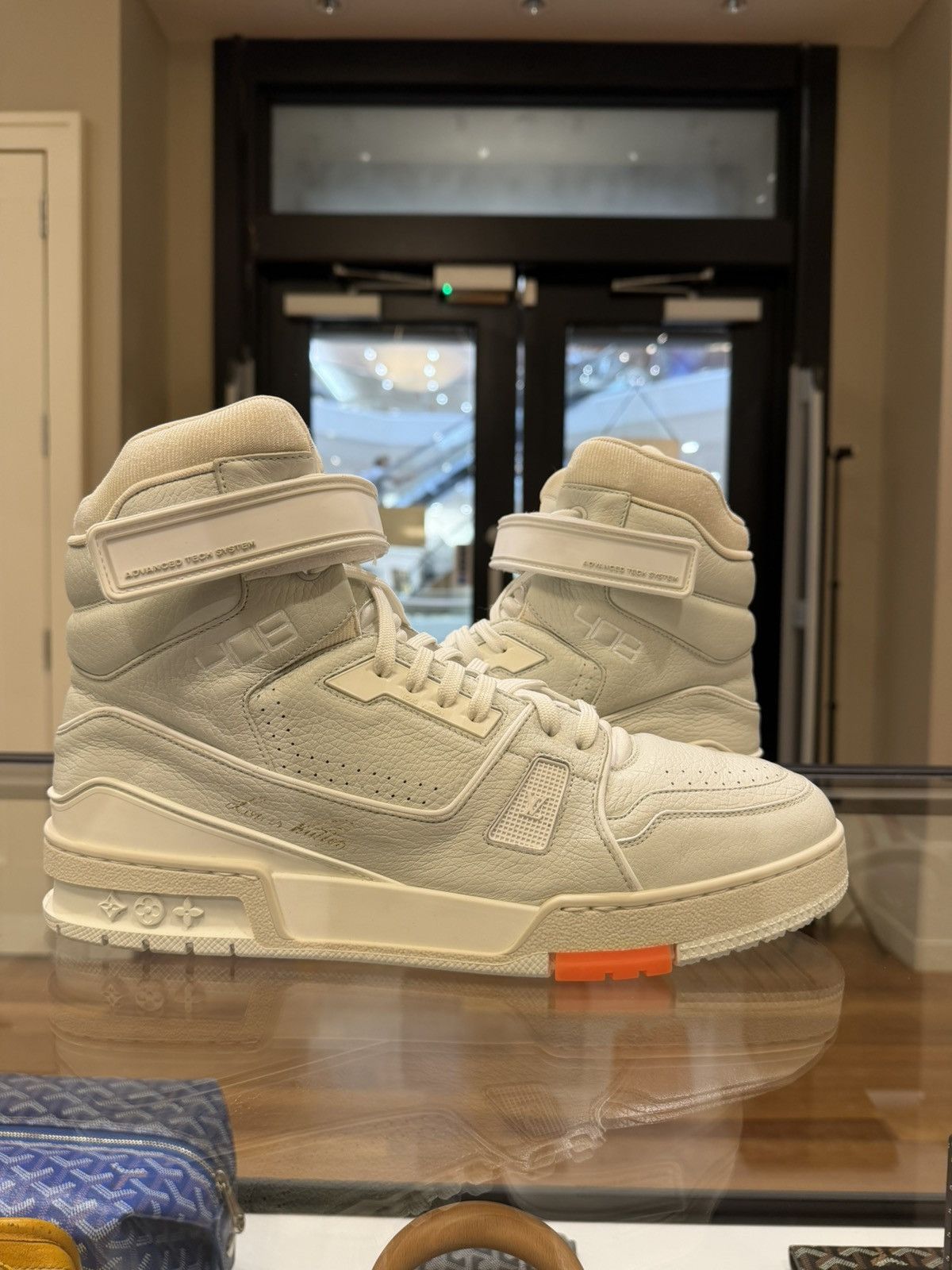 Louis Vuitton Louis Vuitton High Top Trainer Sneaker - White Size US 9.5 / EU 42-43 - 2 Thumbnail