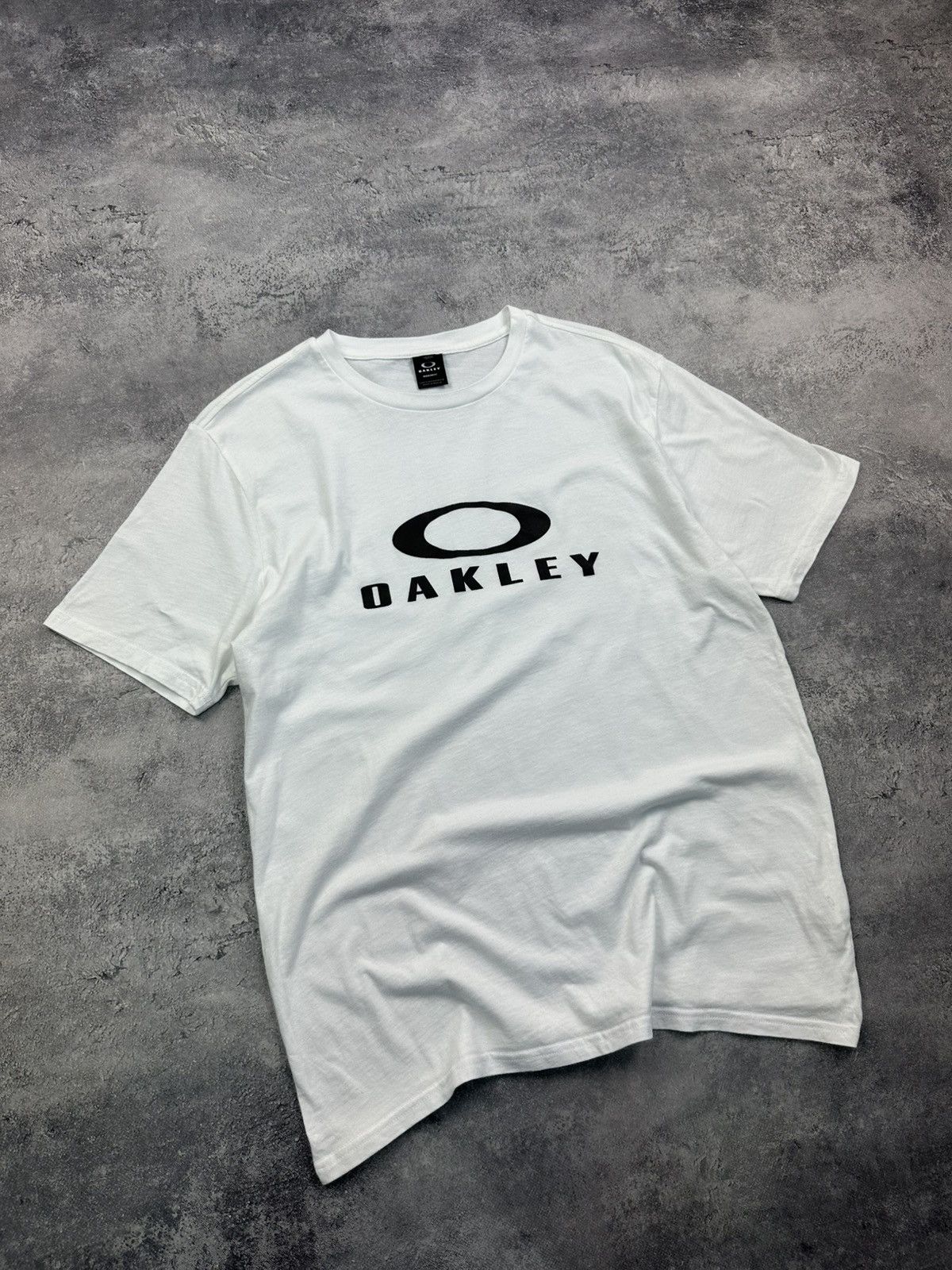 Oakley Vintage Oakley T-Shirt Big Logo Outdoor Japanese White Tee Size US L / EU 52-54 / 3 - 2 Thumbnail