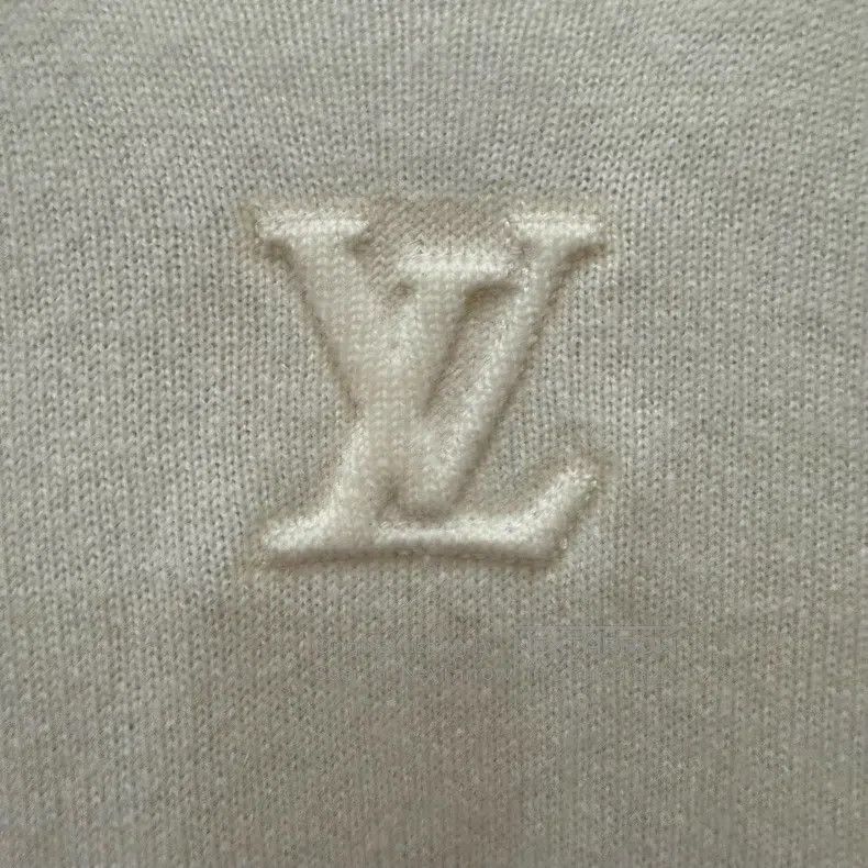 Louis Vuitton Louis Vuitton size 4l Embossed logo wool sweater Size US M / EU 48-50 / 2 - 4 Thumbnail