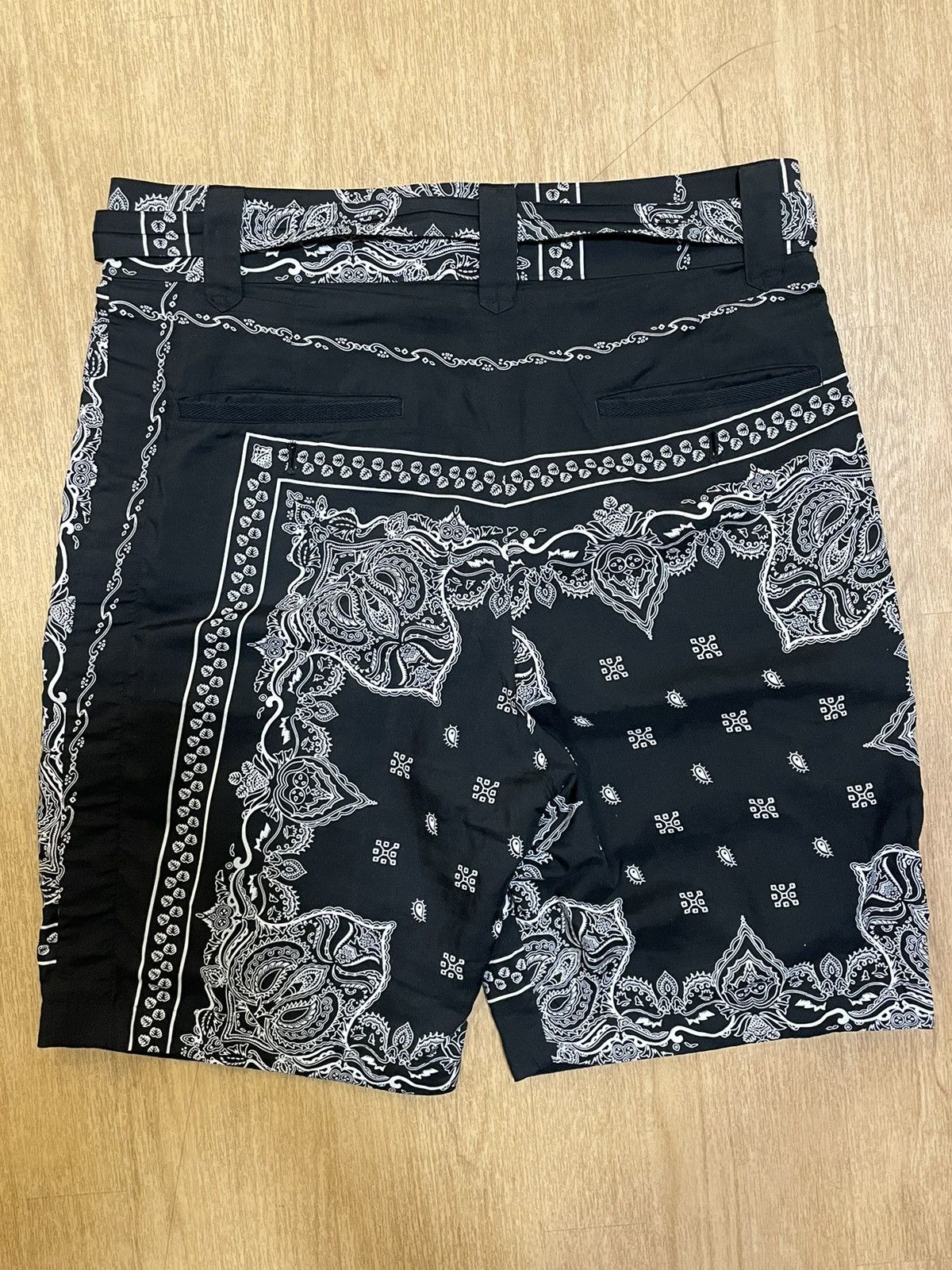 Sacai Bandana Print Shorts Black Size US 36 / EU 52 - 4 Thumbnail