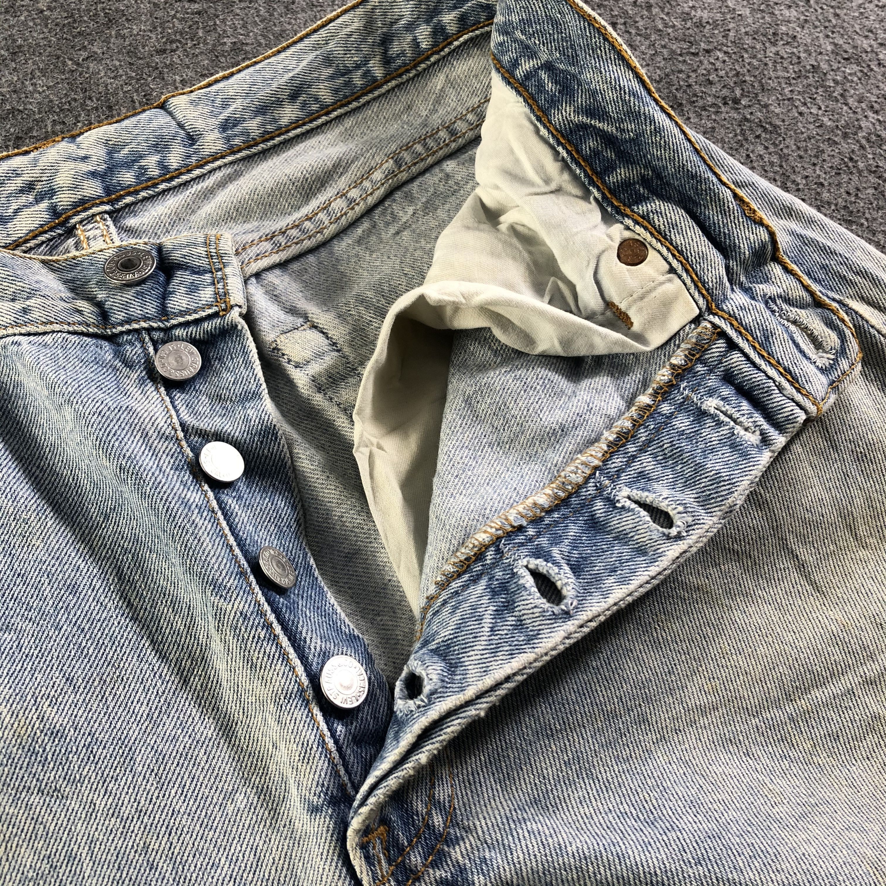 Levi's 90s Vintage Light Wash Levis 501 Jeans-J4599 Size US 31 - 9 Thumbnail