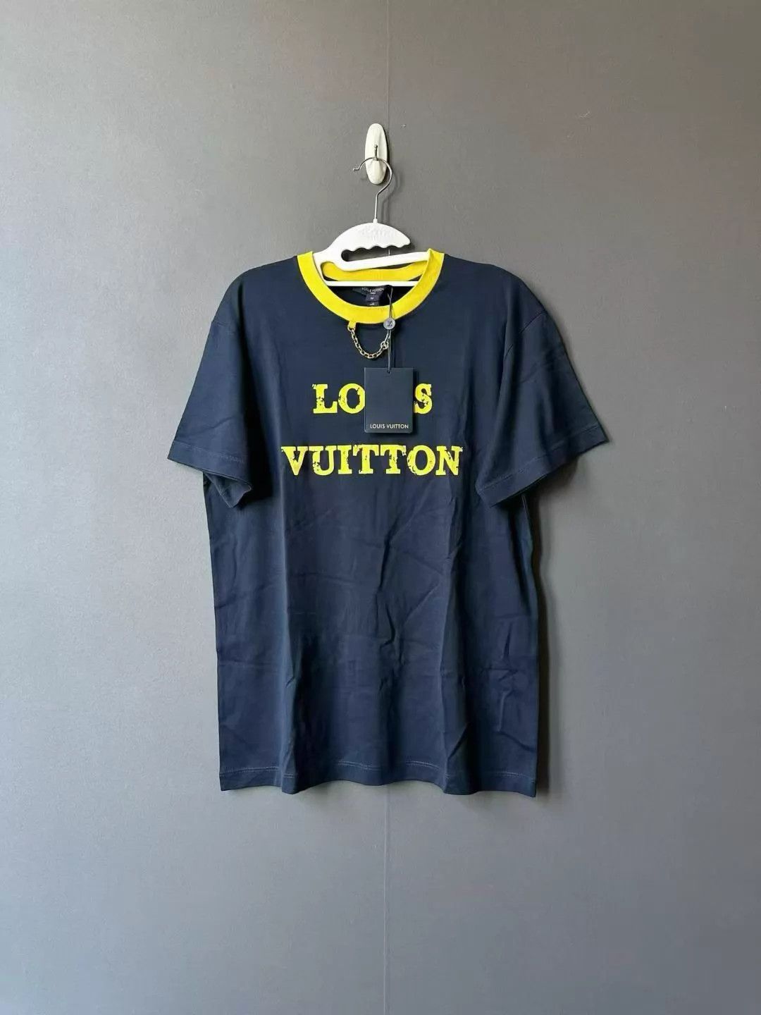 Louis Vuitton Louis Vuitton New Chain Short-Sleeve T-Shirt M Brand New Size M / US 6-8 / IT 42-44 - 1 Thumbnail