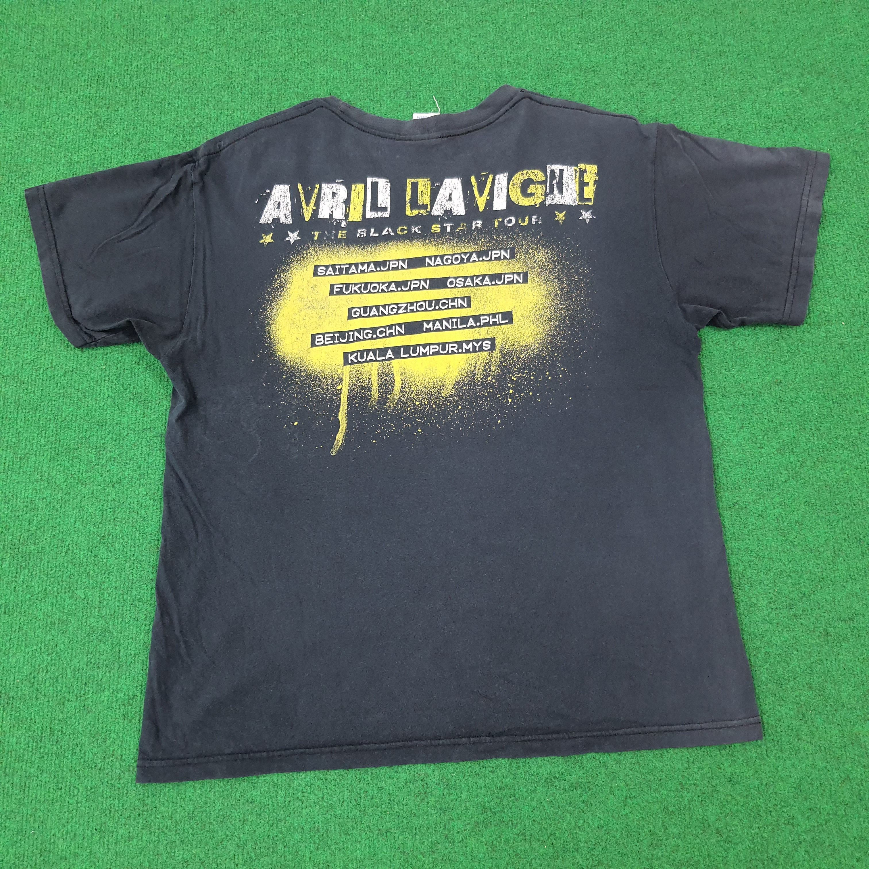 Band Tees Vintage Avril Lavigne The Black Star Tour Tshirt C239N51 Size US M / EU 48-50 / 2 - 3 Thumbnail