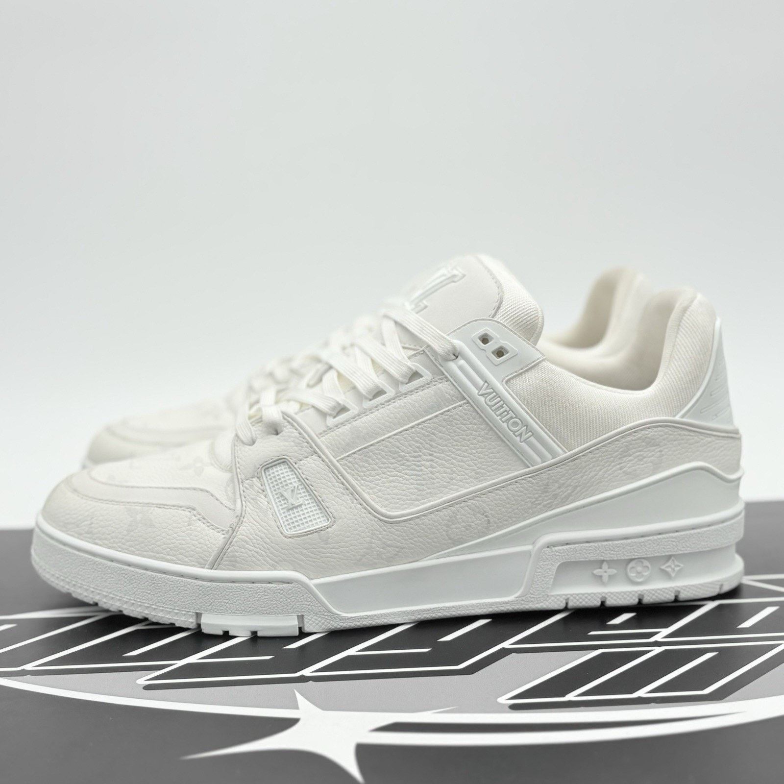 12-12.5 Louis Vuitton Trainer Monogram ' White ' EXCELLENT!