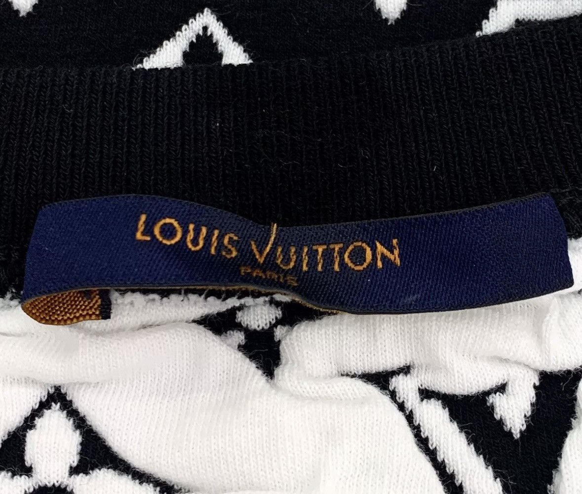 Louis Vuitton Louis Vuitton Lv black round neck long sleeved sweatshirt Size US S / EU 44-46 / 1 - 5 Thumbnail