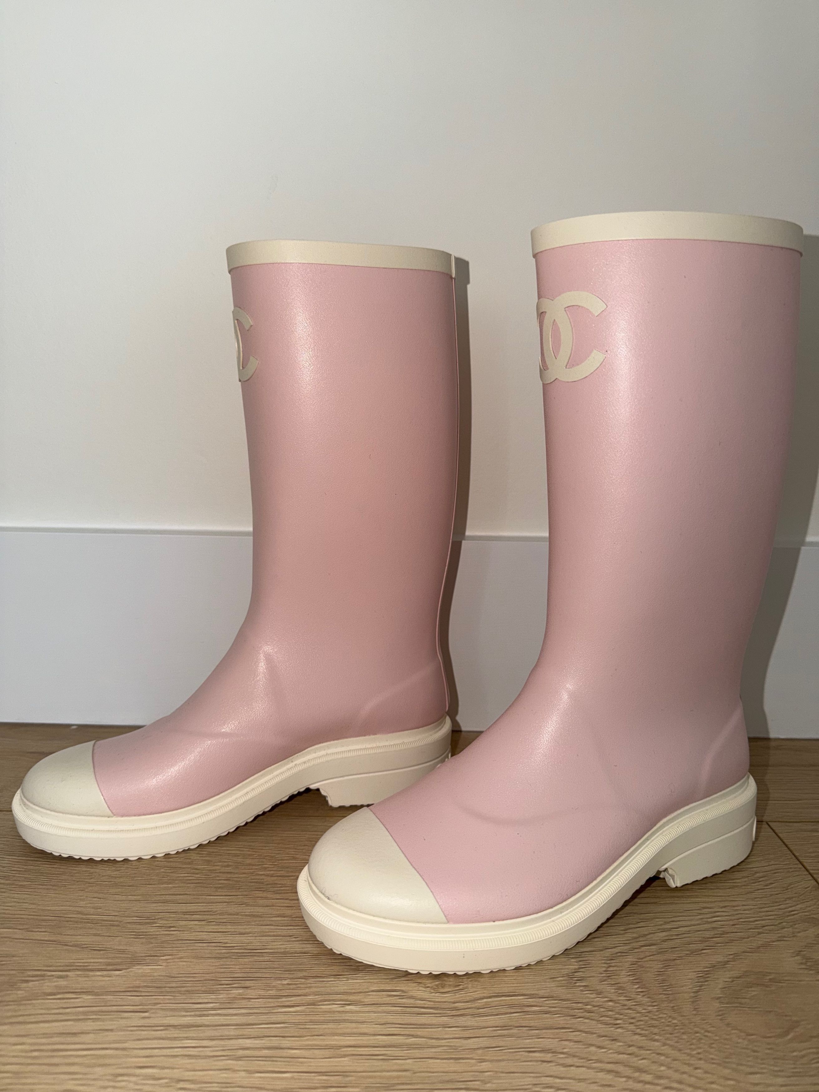 Chanel Chanel 26C White CC Logo High Pull On Rubber Rain Boots 39 Size US 9 / IT 39 - 22 Thumbnail