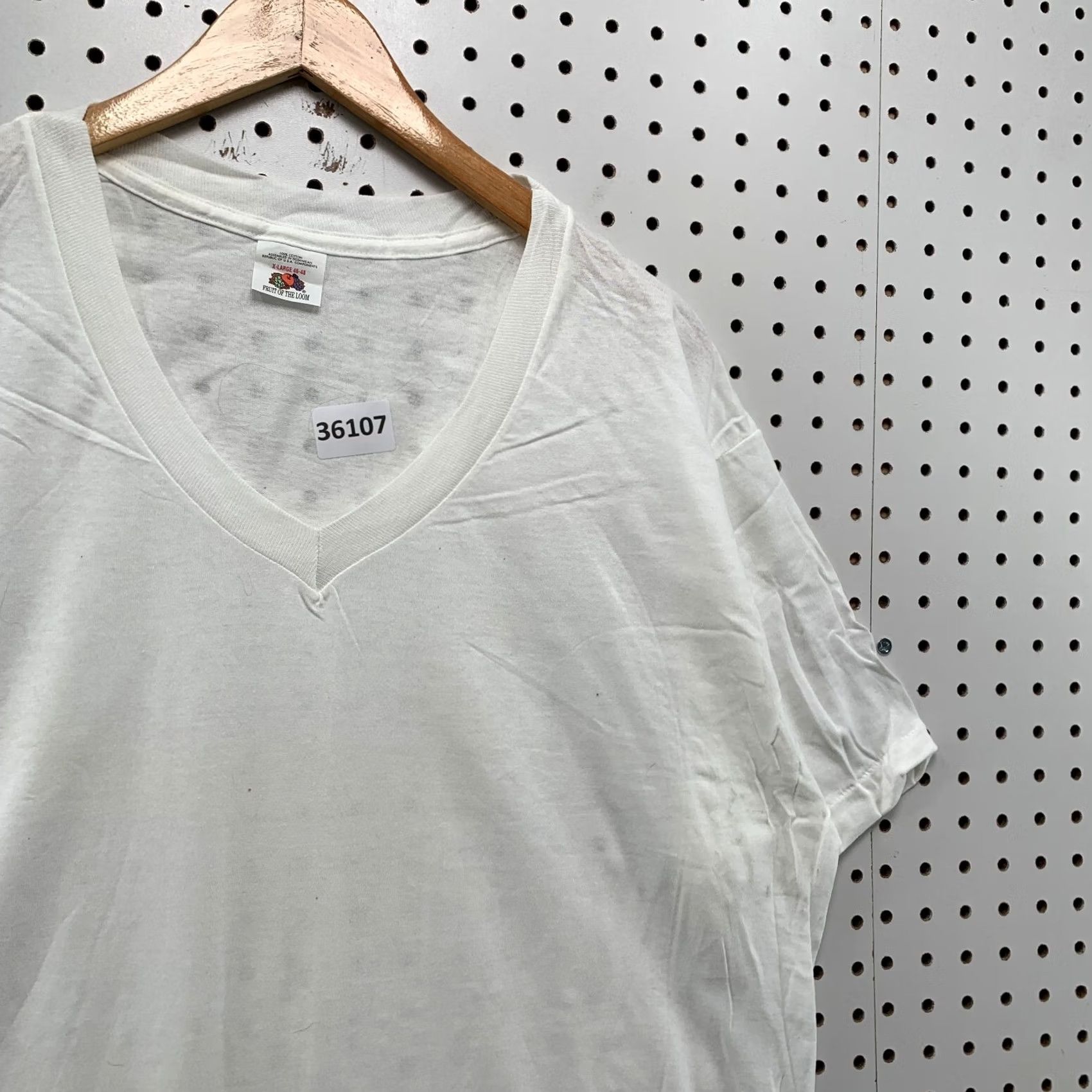 Fruit Of The Loom VINTAGE Fruit Of The Loom V Neck White Shirt Mens XL Single Stitch USA 24.5x31 Size US XL / EU 56 / 4 - 5 Thumbnail