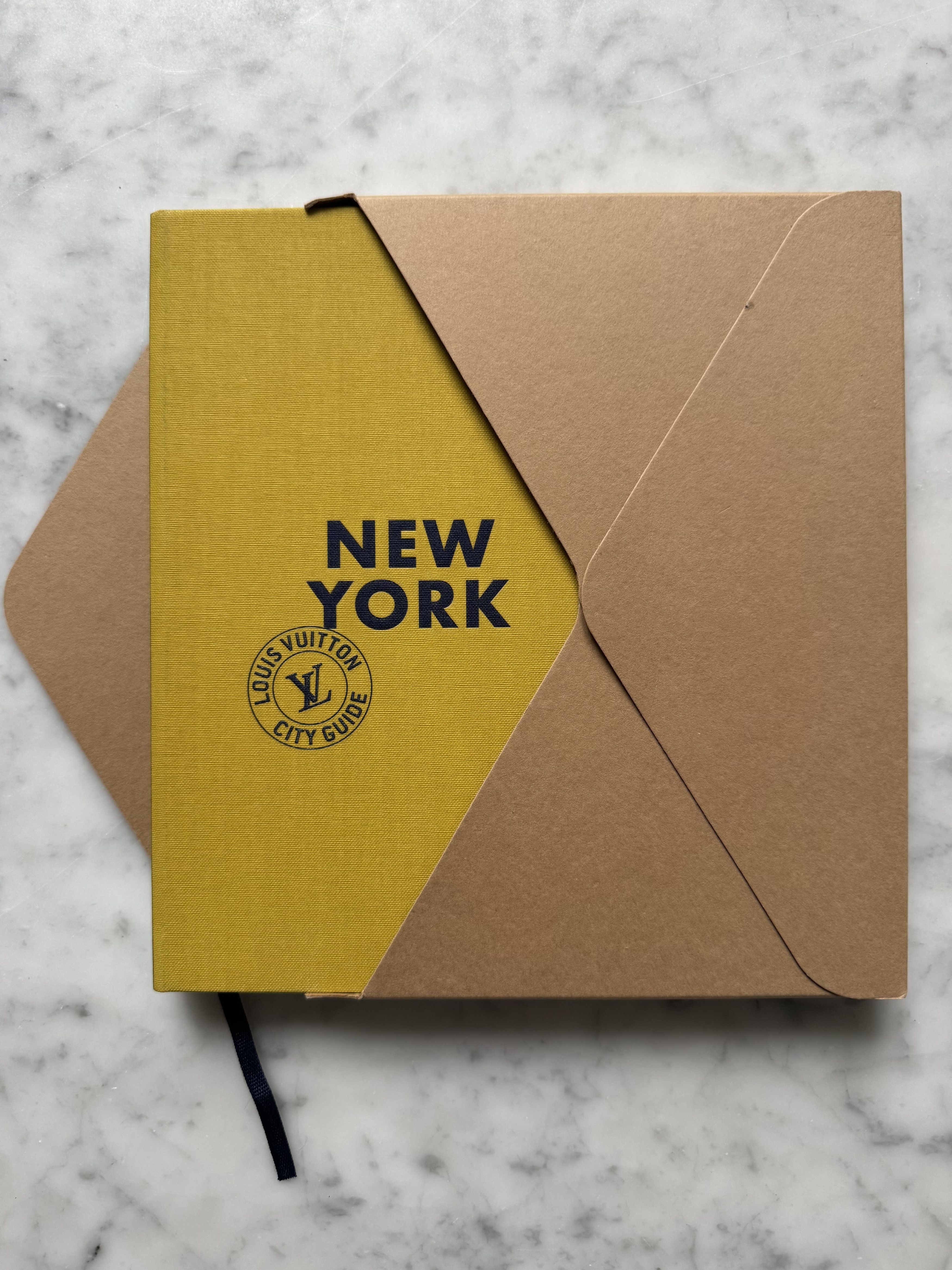 Louis Vuitton Louis Vuitton New York City Guide Book Size ONE SIZE - 3 Thumbnail