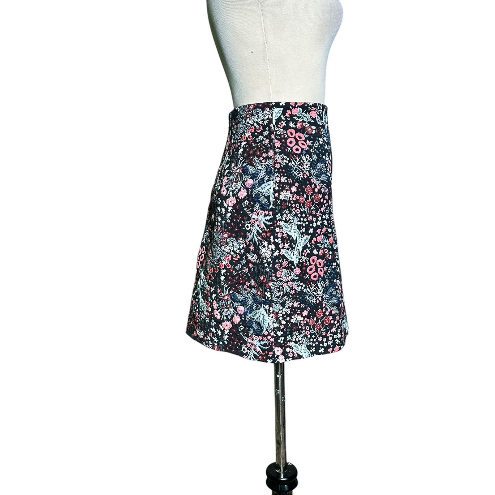 H&M H&M black red floral jacquard mini skirt size 6 Size 28" / US 6 / IT 42 - 16 Thumbnail