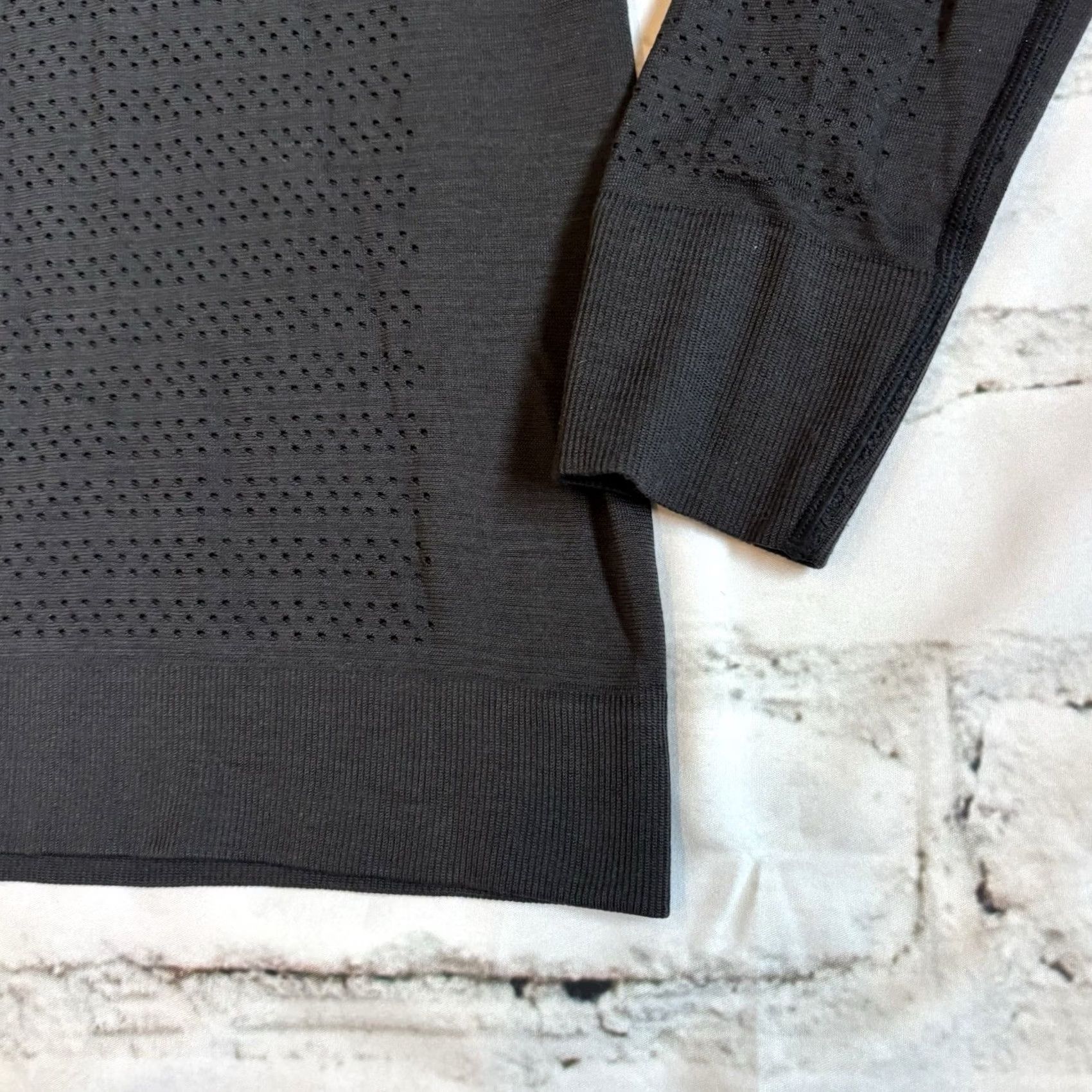 Lululemon Womens Lululemon Breeze By Long Sleeve Perforated Shirt Black sz Large Size L / US 10 / IT 46 - 4 Thumbnail