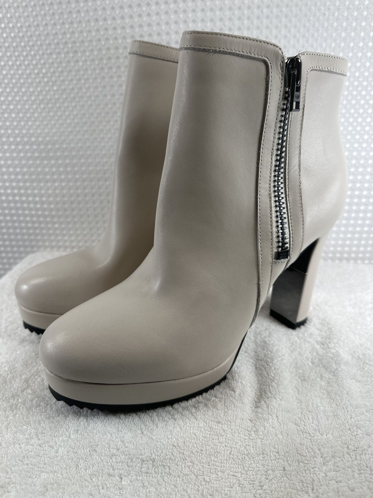 DKNY DKNY womens Transitional Liana - Platform Boo Boot Size US 8.5 / IT 38.5 - 1 Thumbnail