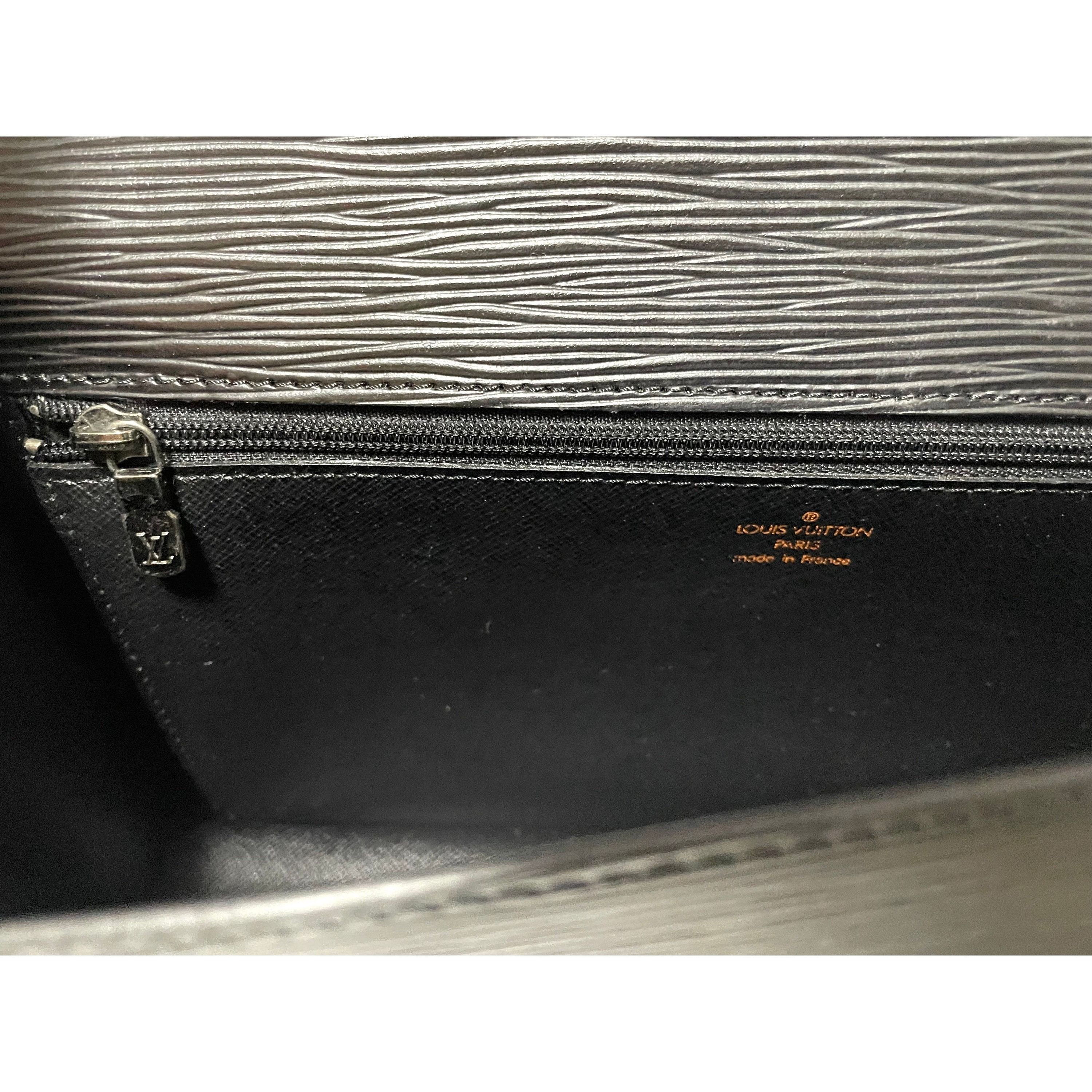 Louis Vuitton Vintage Louis Vuitton rare epi black clutch purse, bag Size ONE SIZE - 9 Thumbnail