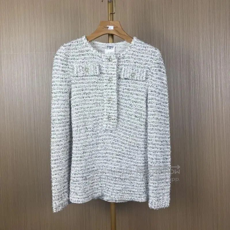 Chanel Chanel M Size Light Beige Pullover Sweater . Size M / US 6-8 / IT 42-44 - 1 Thumbnail
