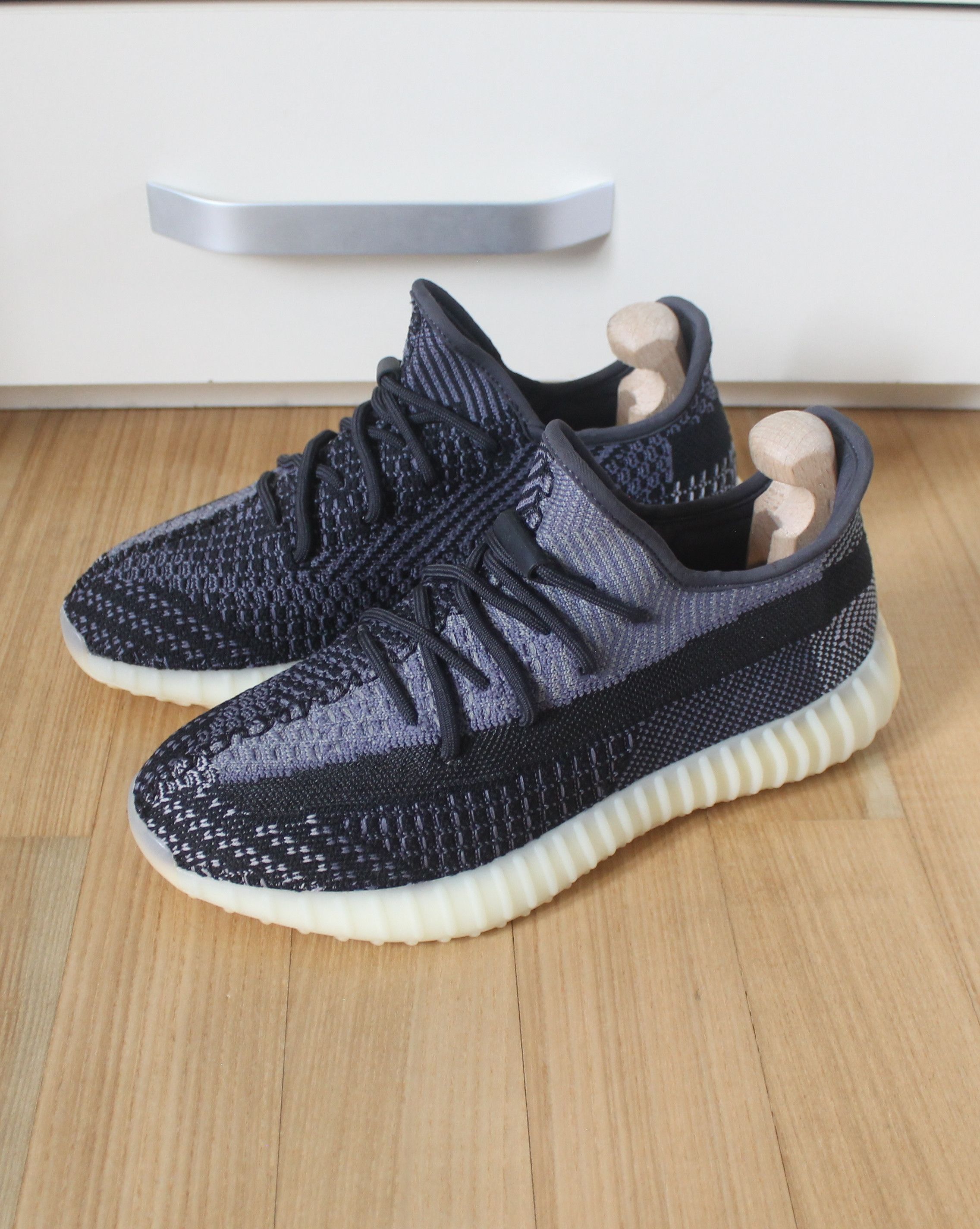 Adidas Yeezy Boost 350 V2 Carbon FZ5000 Size US 9 / EU 42 - 1 Thumbnail