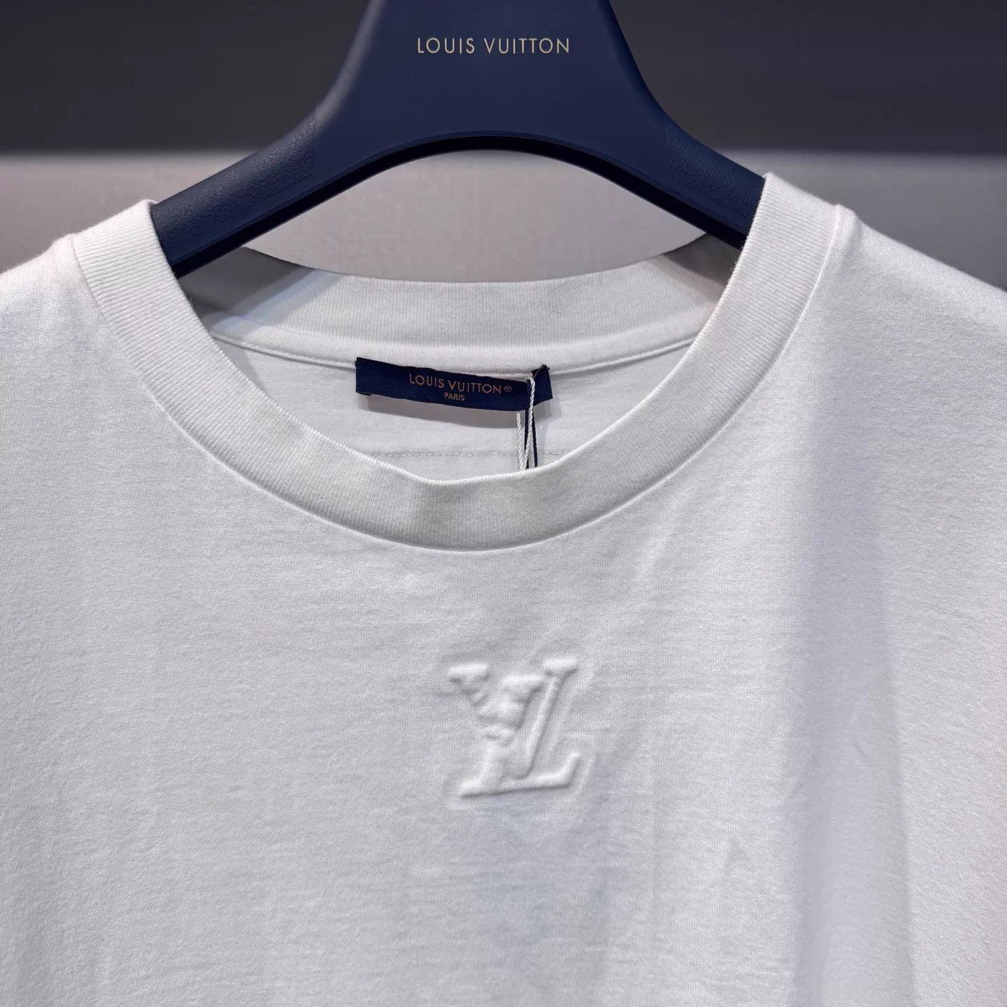 Louis Vuitton Louis Vuitton White Embossed Logo Tee 4L New Size US XXL / EU 58 / 5 - 3 Thumbnail