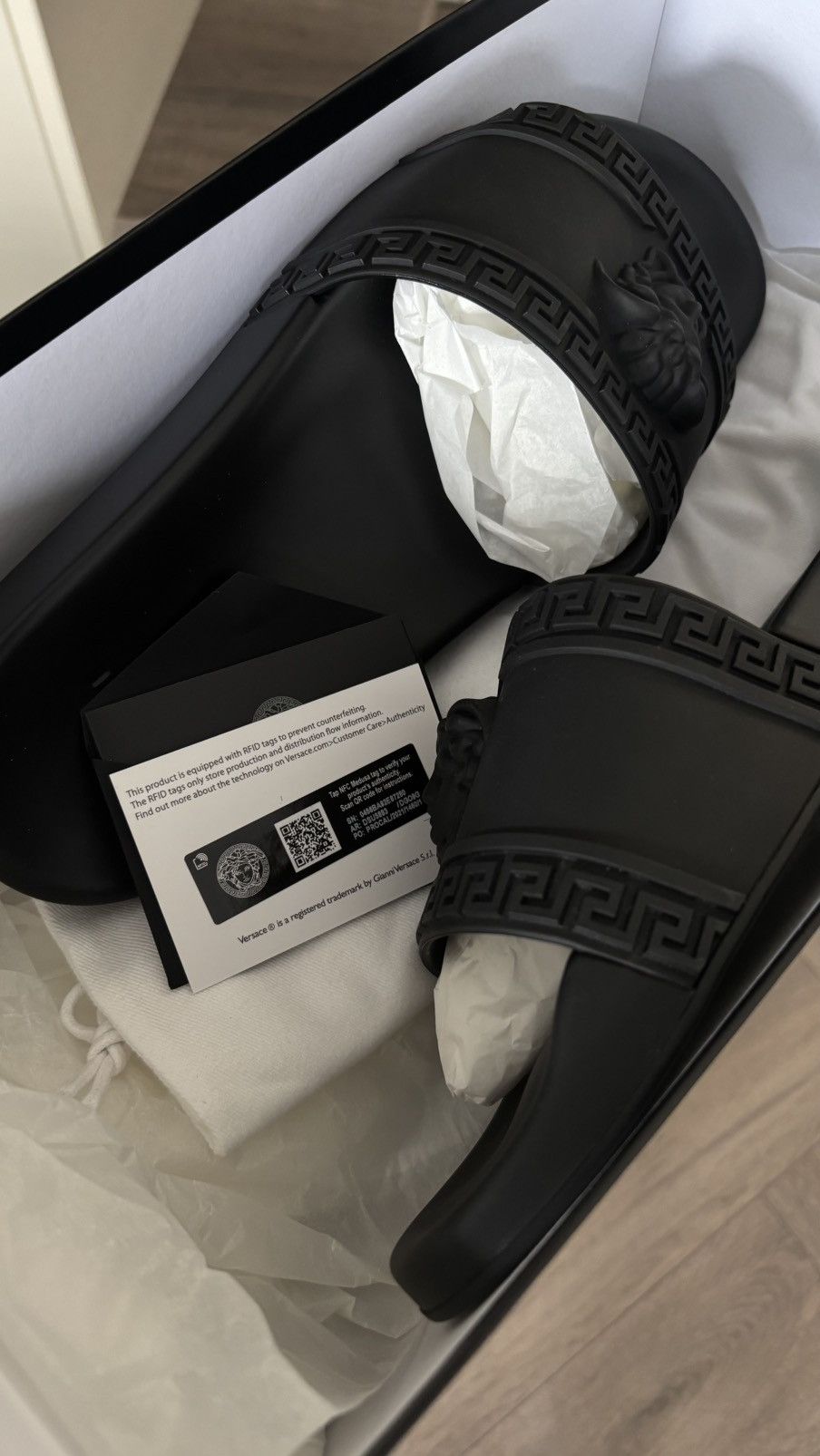 Versace Versace Palazzo Medusa Pool Slides Black Size 44 Authentic Size US 10 / EU 43 - 19 Thumbnail