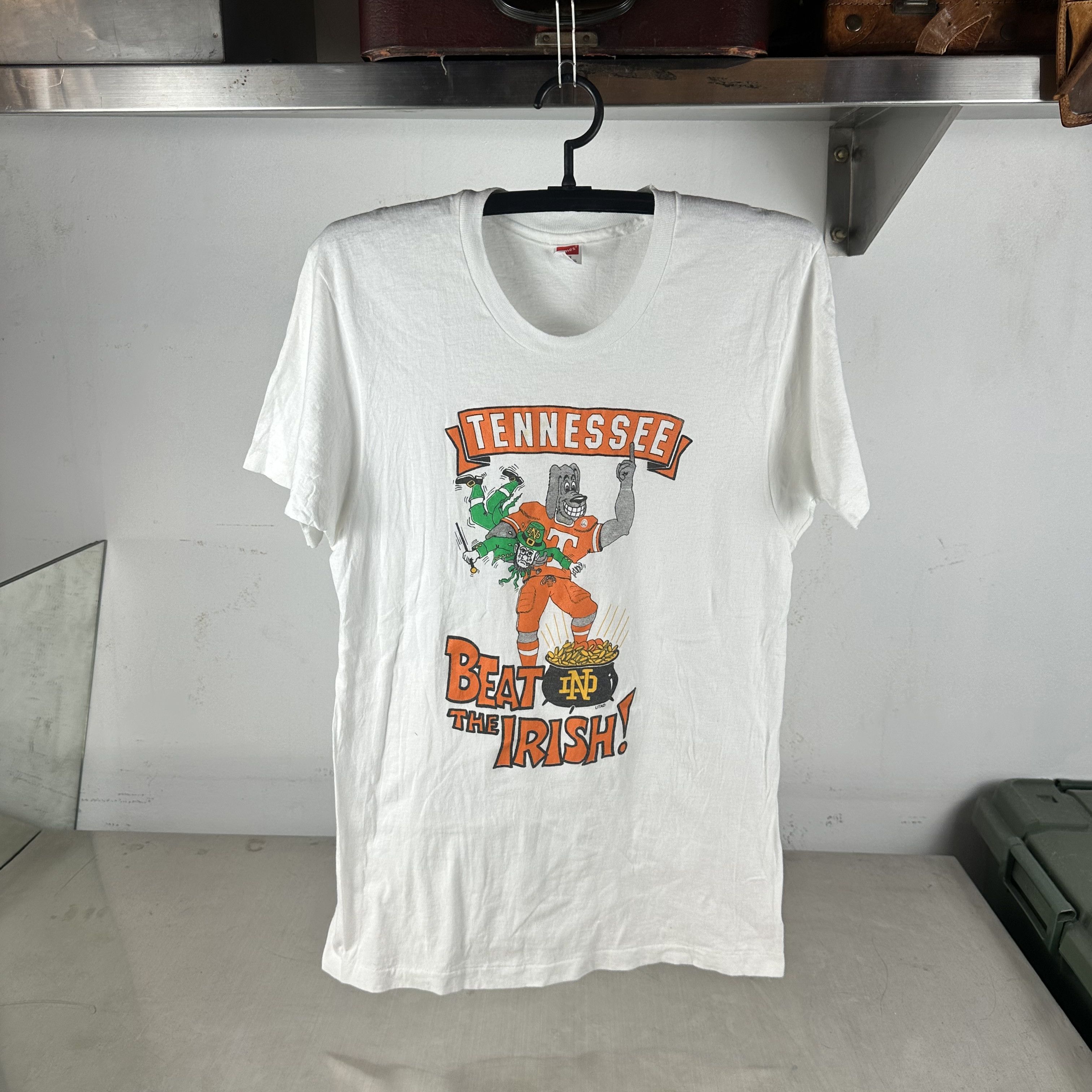 Vintage ​​​​90s Tennessee Volunteers Beat the Irish NCAA T-shirt Size US M / EU 48-50 / 2 - 1 Thumbnail