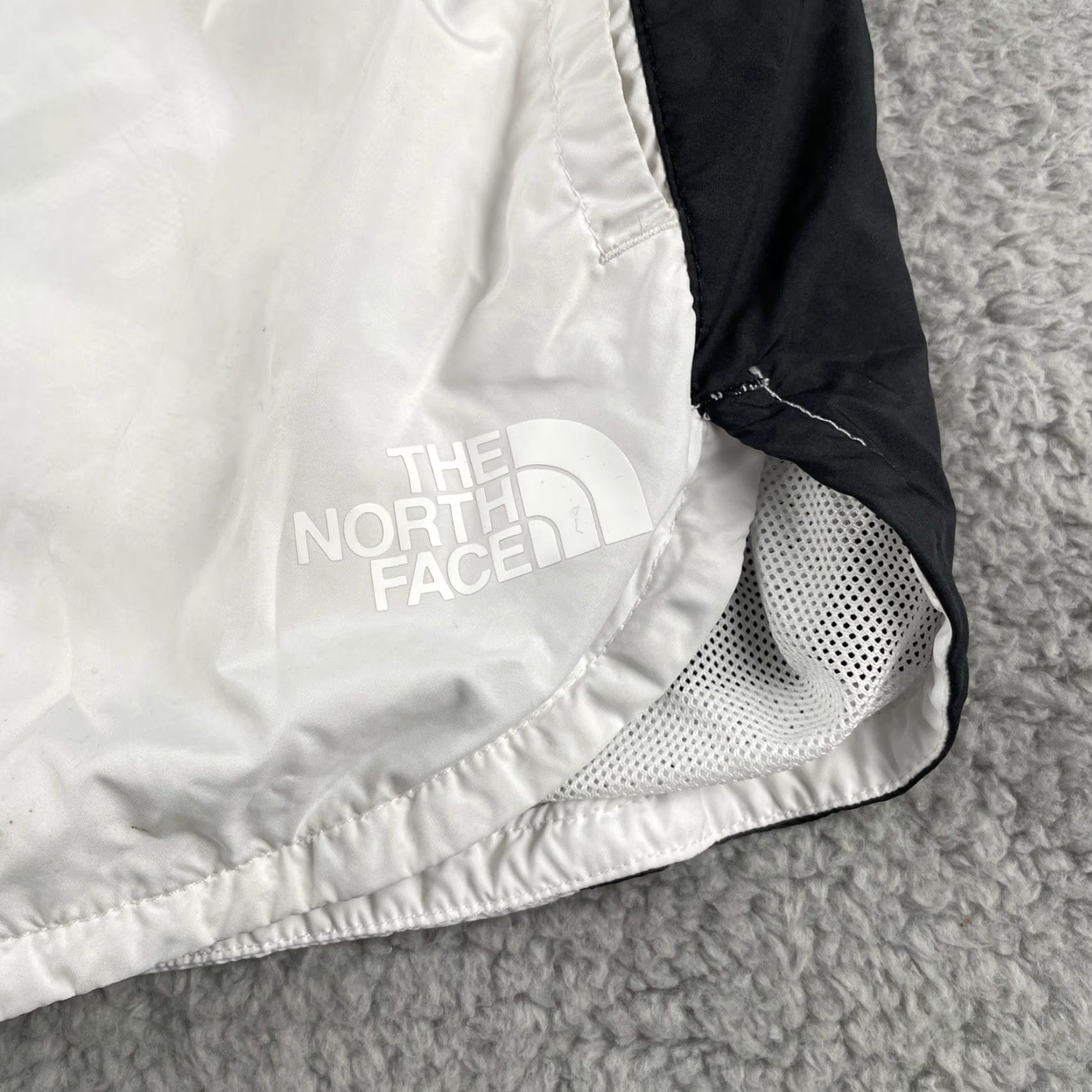 The North Face VINTAGE The North Face Hydrenaline Windfall Fitness Shorts Womens XL Draw String White Size 40" / US 18 - 4 Thumbnail