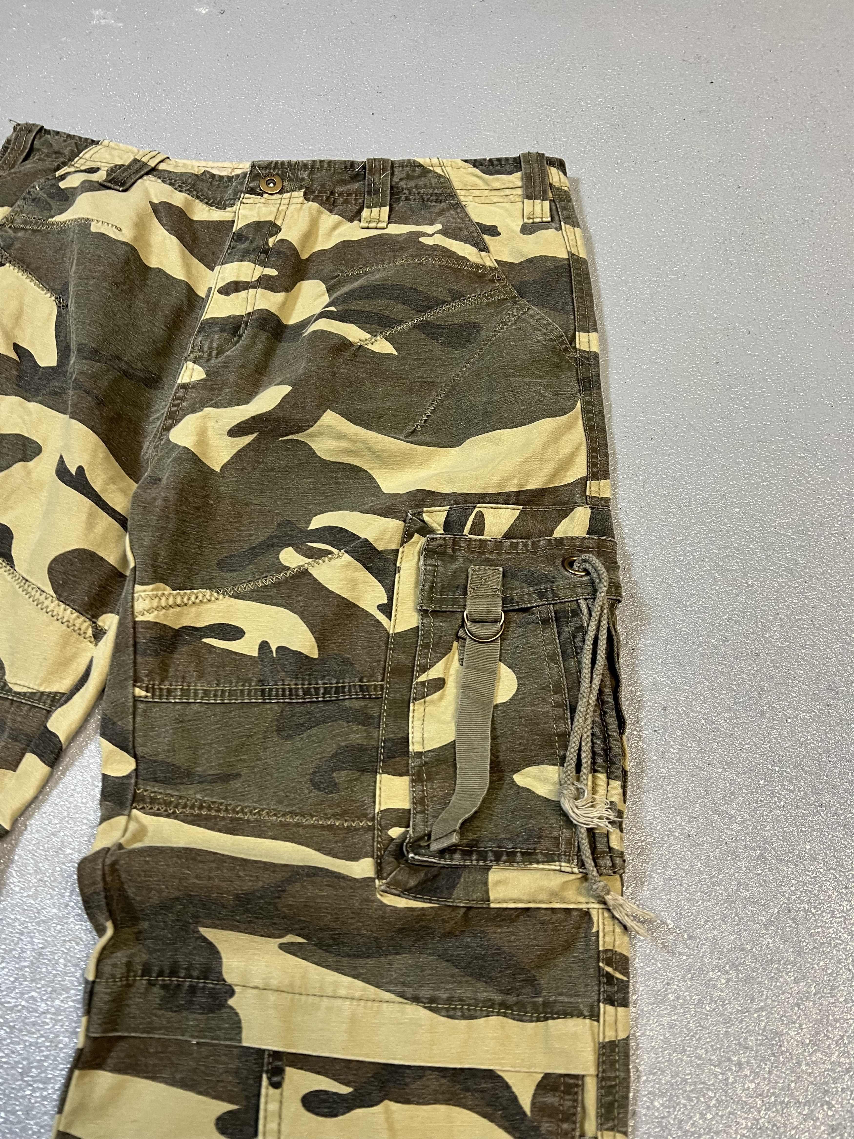 Japanese Brand Vintage baggy wide-leg camouflage multi-pocket cargo pants. Size US 36 / EU 52 - 3 Thumbnail