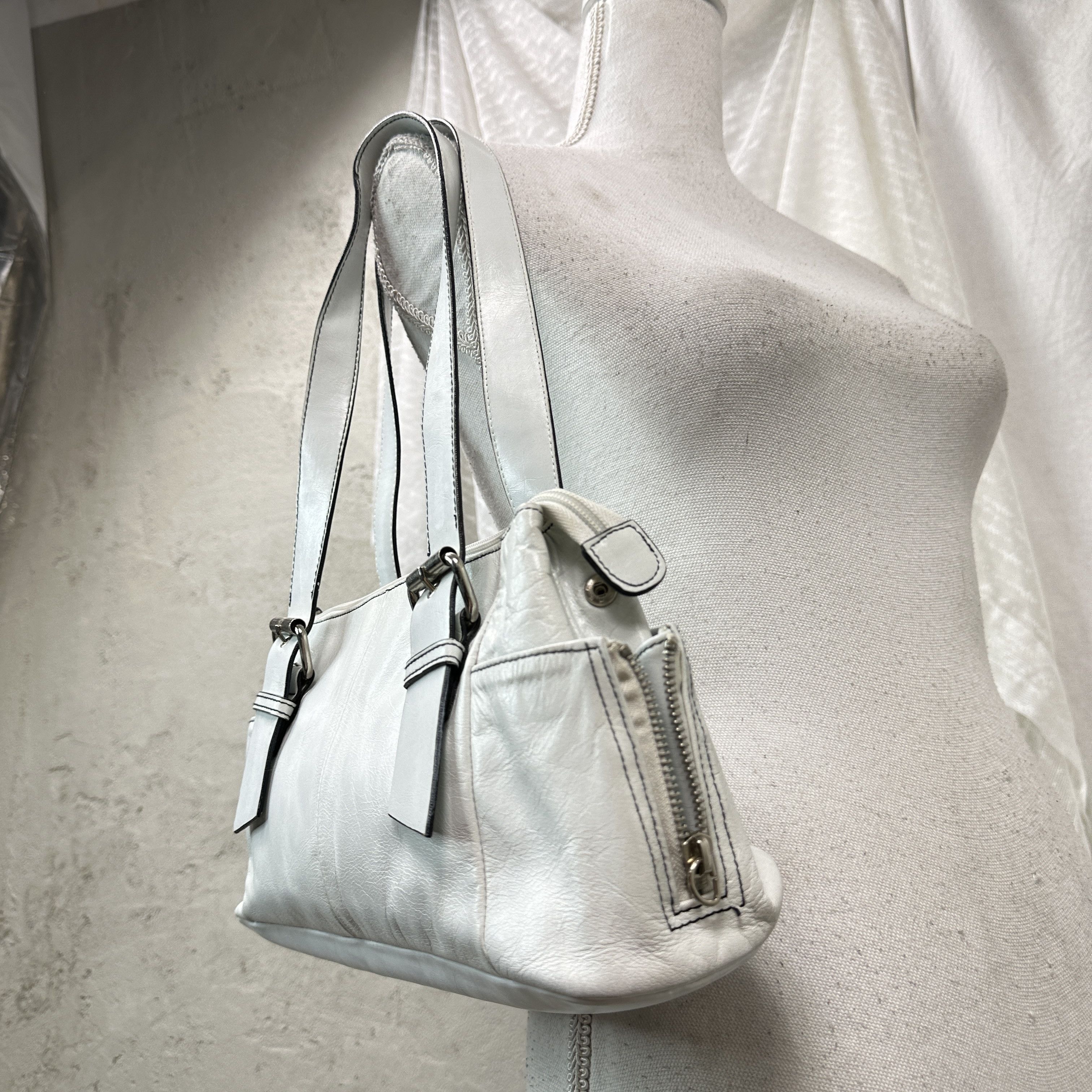 Vintage Vintage Leather White Buckled Baguette Bag Y2K Size ONE SIZE - 1 Thumbnail