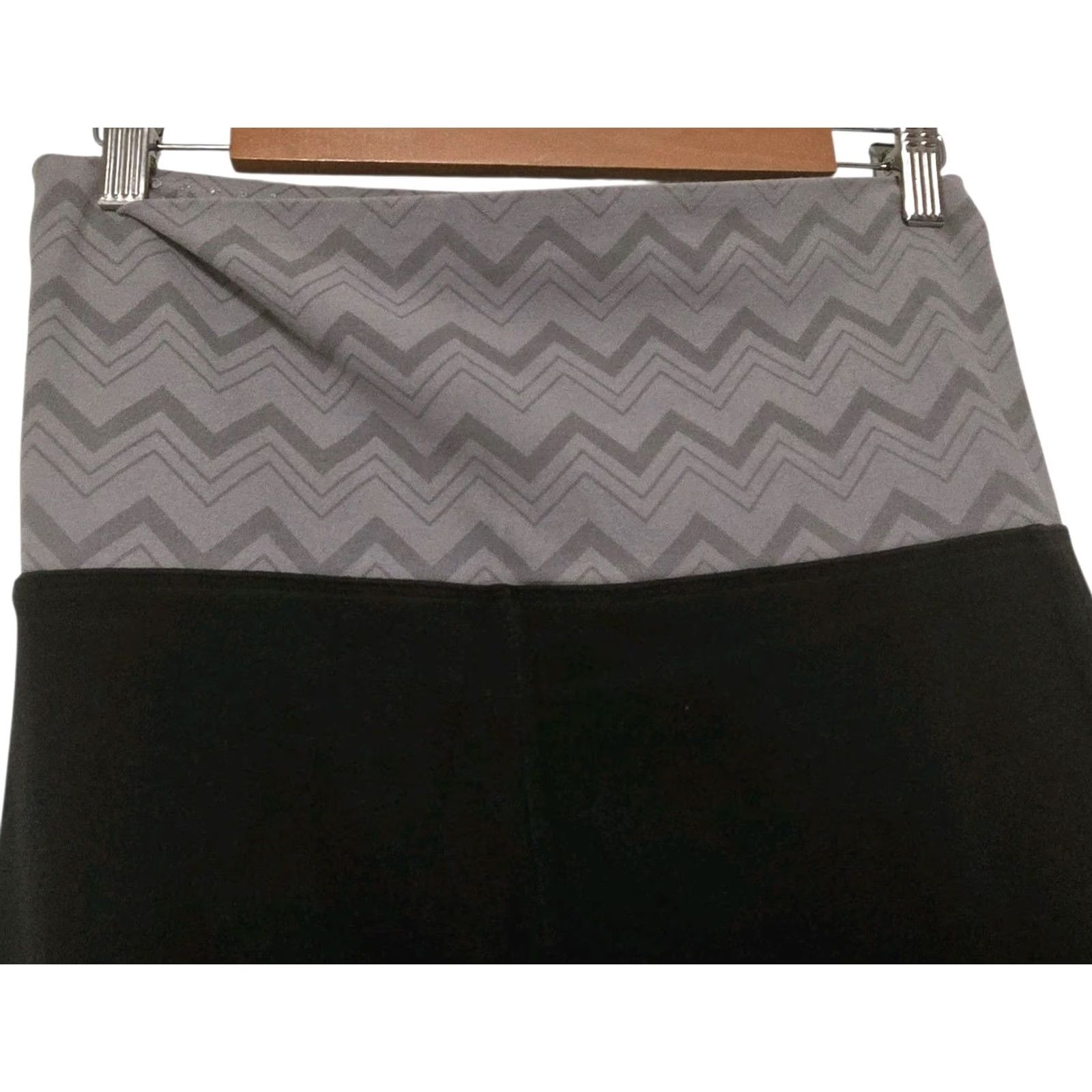 Pinko VINTAGE PINK VS Yoga Pants Chevron Foldover Size Medium Black/Pink Athletic Activewear Women's Size M Size ONE SIZE - 3 Thumbnail