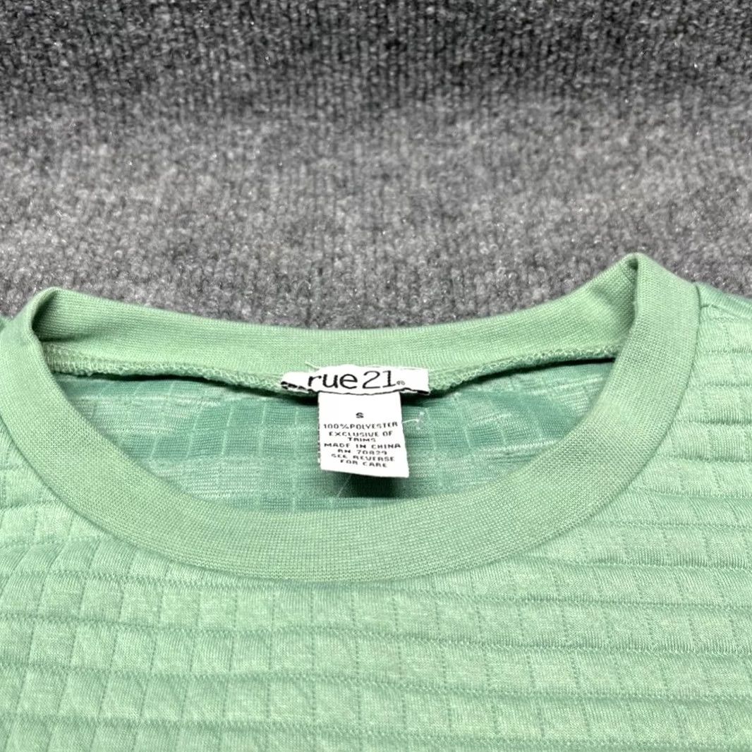 Vintage VINTAGE Rue21 Cropped Sweatshirt Womens S Green Long Sleeve Bungee Toggle Quilted New Size S / US 4 / IT 40 - 2 Thumbnail