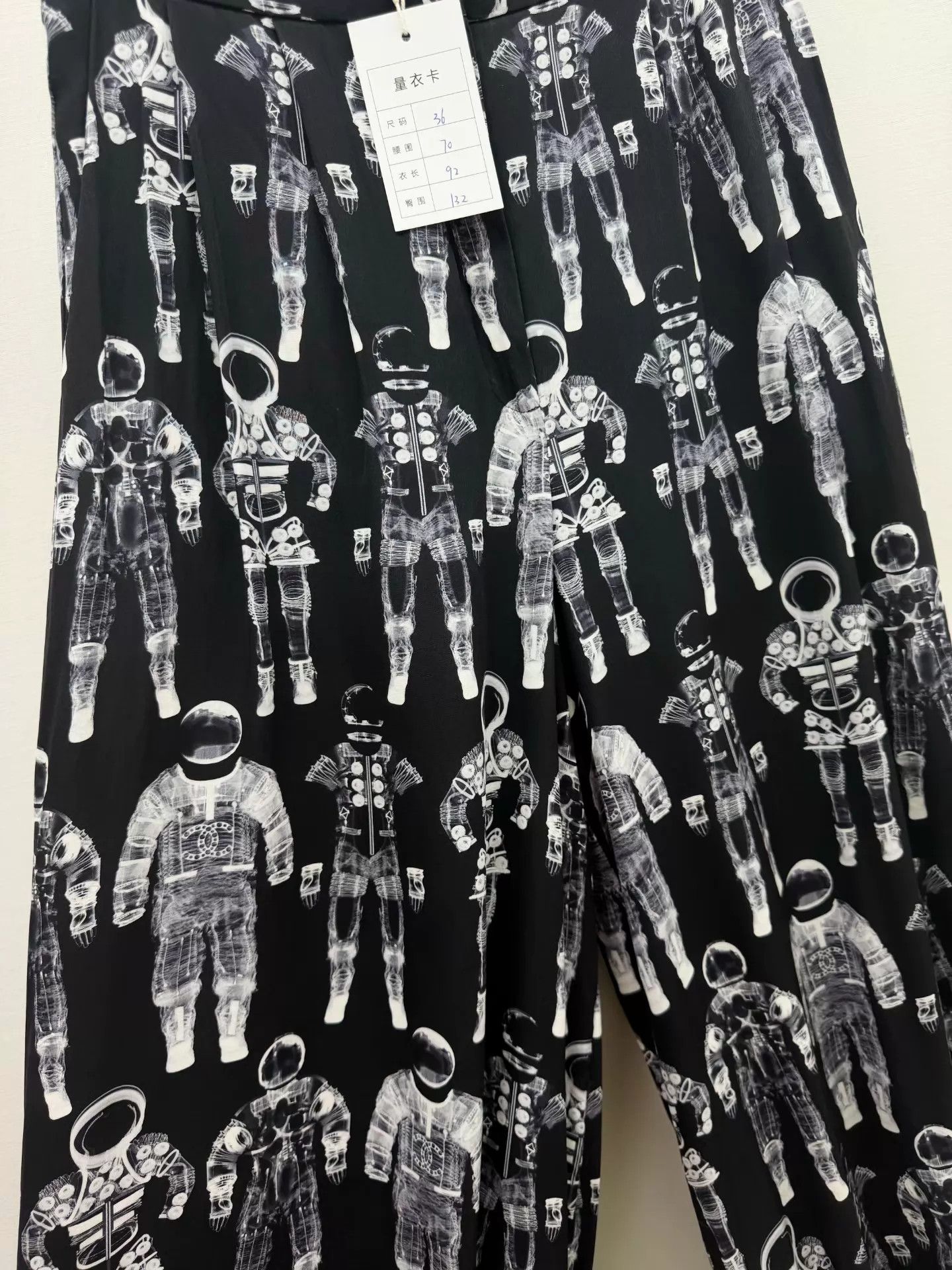 Chanel Chanel Spaceman Silk Print Cuffed Pants 36 Size 26" / US 2 / IT 38 - 3 Thumbnail