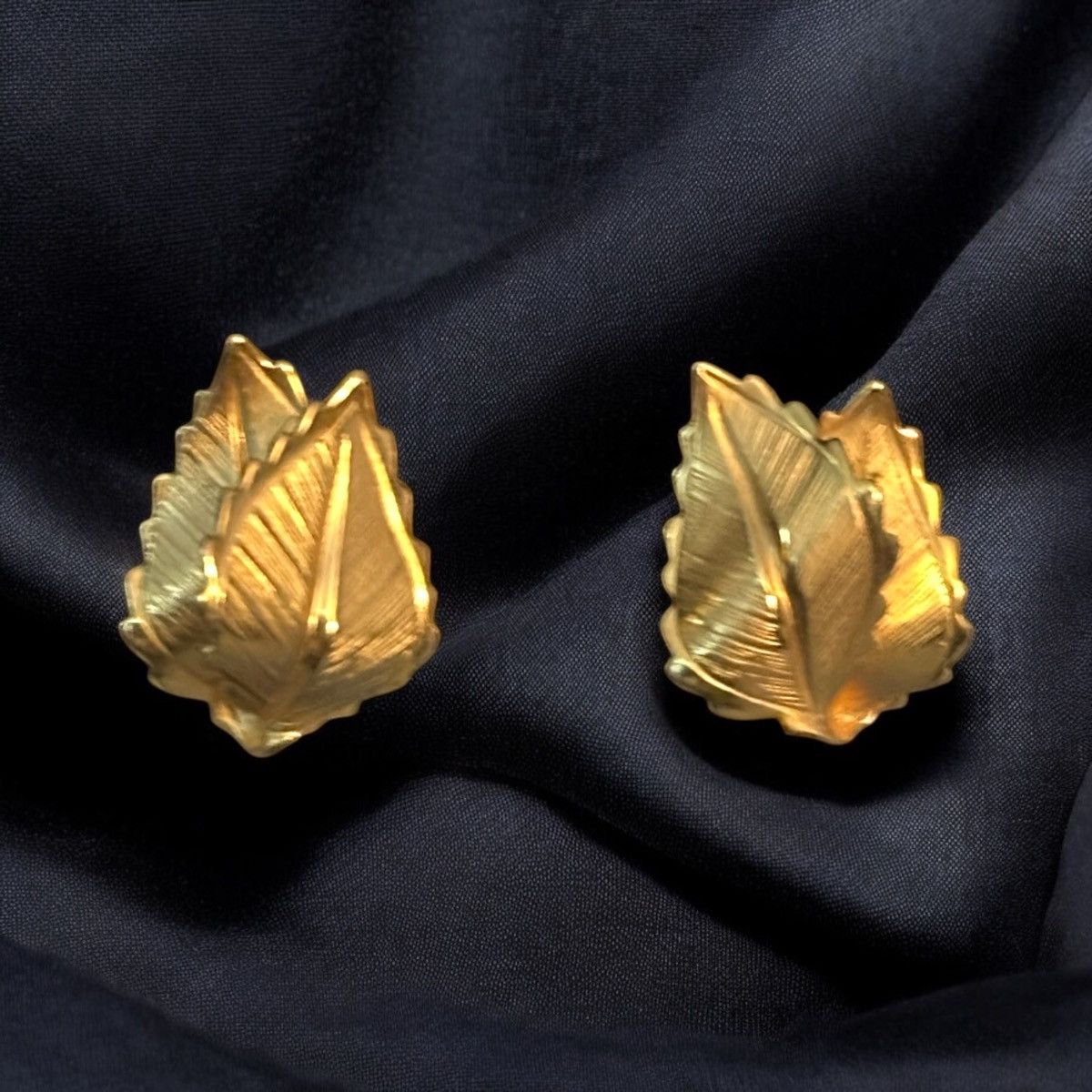 Vintage Vintage gold tone clip on curved leaves earrings Size ONE SIZE - 1 Thumbnail