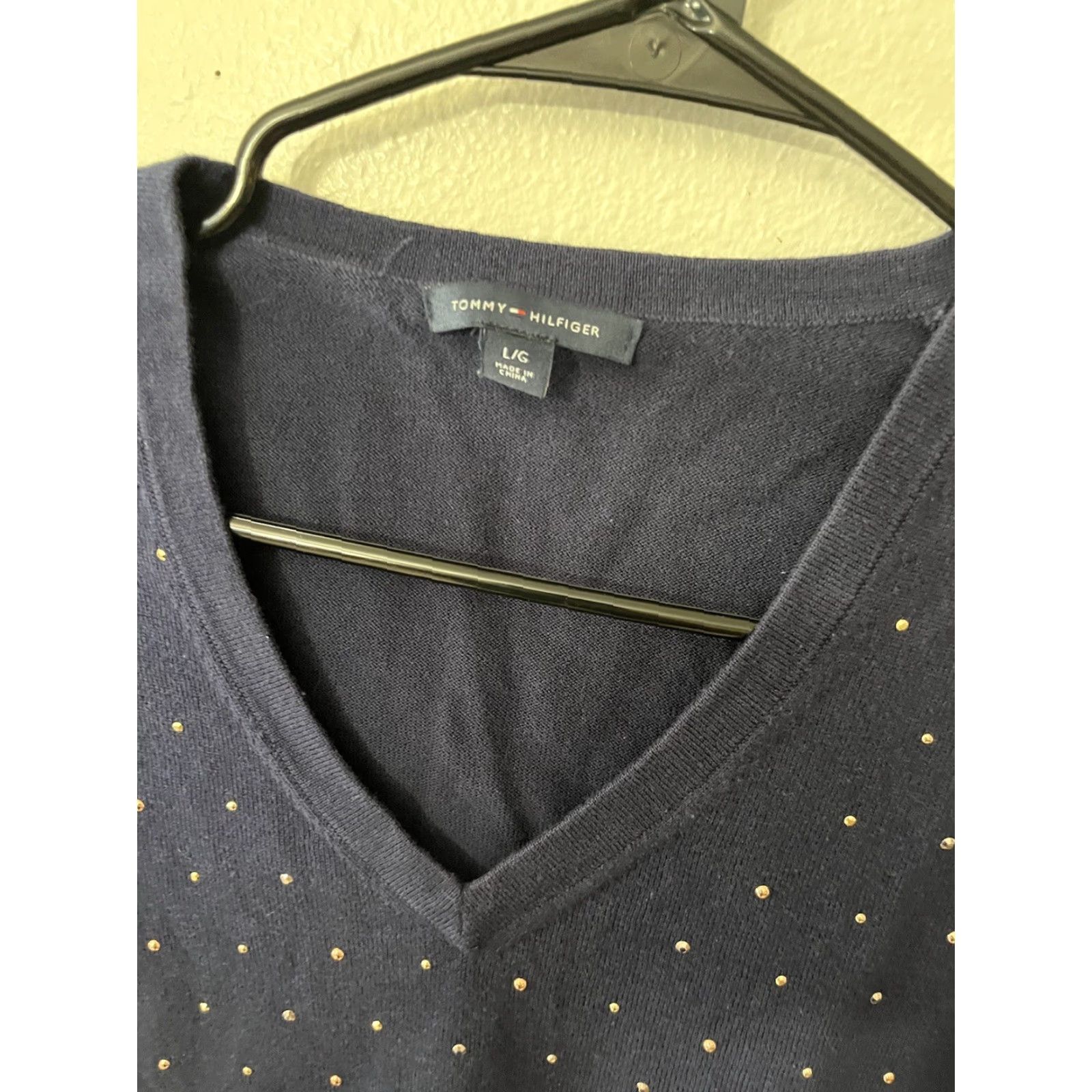 Tommy Hilfiger VINTAGE Tommy Hilfiger Women's Sweater Knit V-Neck Studded Size Large Navy Blue (Blue) Pullover Womens L Size L / US 10 / IT 46 - 3 Thumbnail
