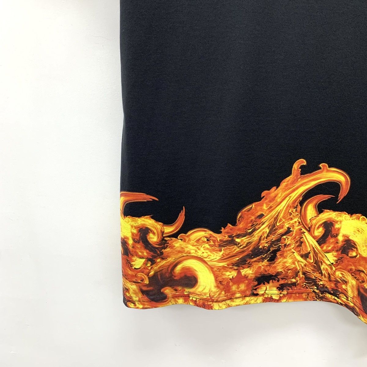 Givenchy Givenchy Black Flame Print Short Sleeve T-Shirt K26WX Size US XS / EU 42 / 0 - 4 Thumbnail