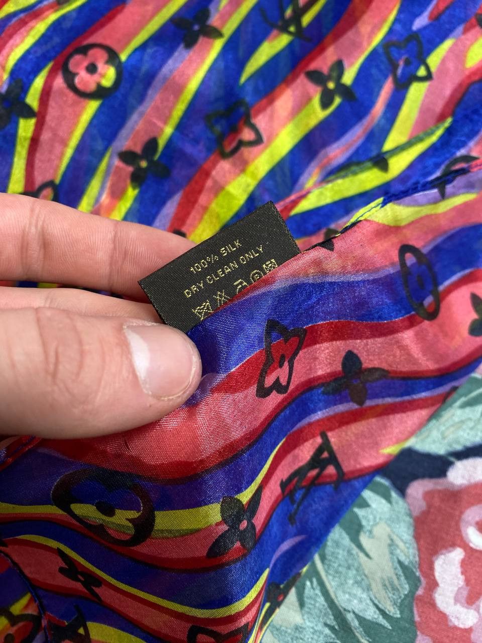 Louis Vuitton Louis Vuitton Multicolor Silk Geometric Shawl Scarf . Size ONE SIZE - 2 Thumbnail