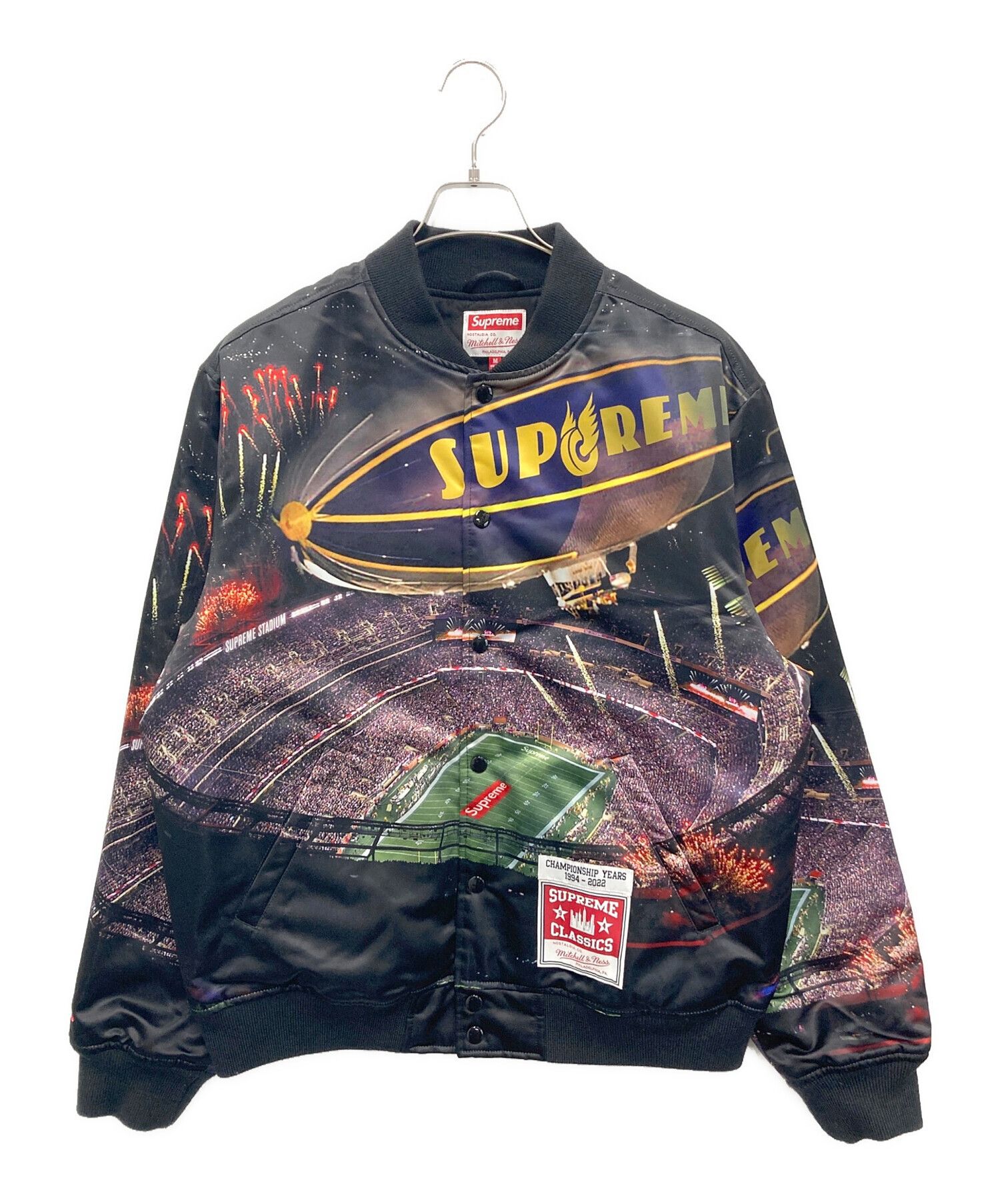 ジョージタウン ホヤス ダウンジャケット スタジャン NCAA Supreme Mitchell & Ness × NCAA × Supreme Supreme Georgetown Stadium