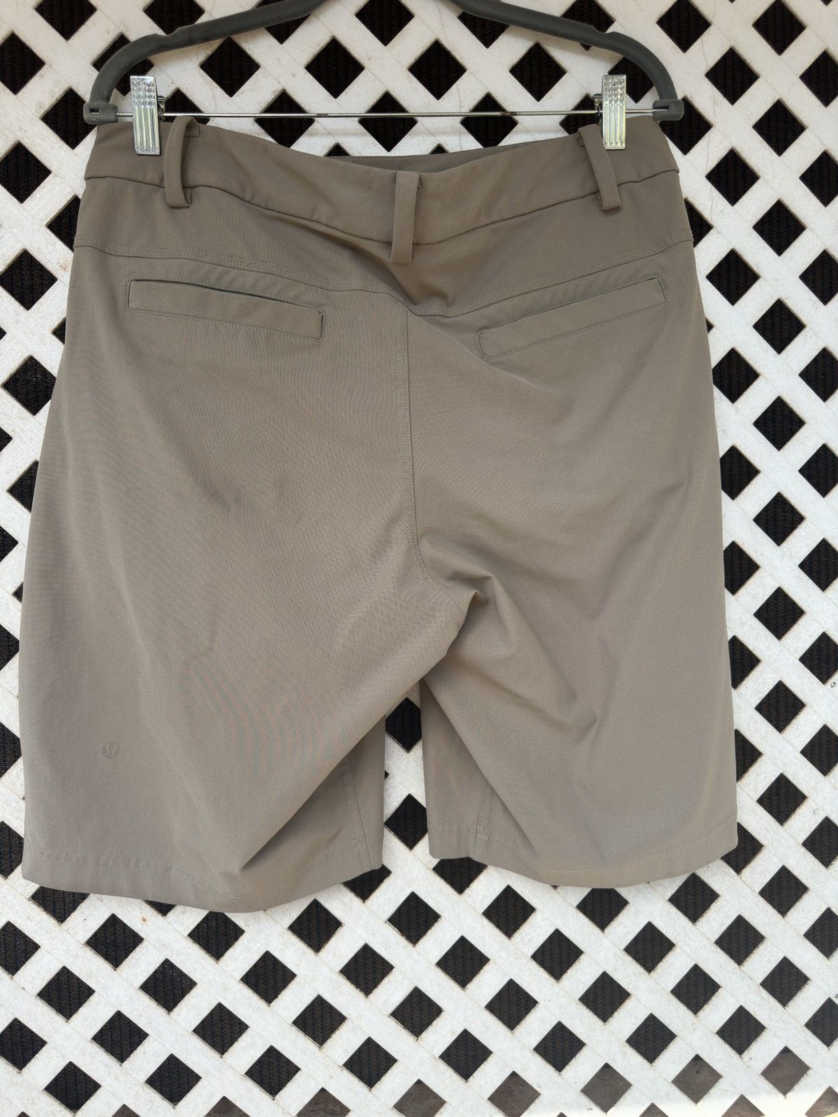 Lululemon PreOwned Lululemon Commission Men’s 34 Shorts Grey Chino Size US 34 / EU 50 - 2 Thumbnail
