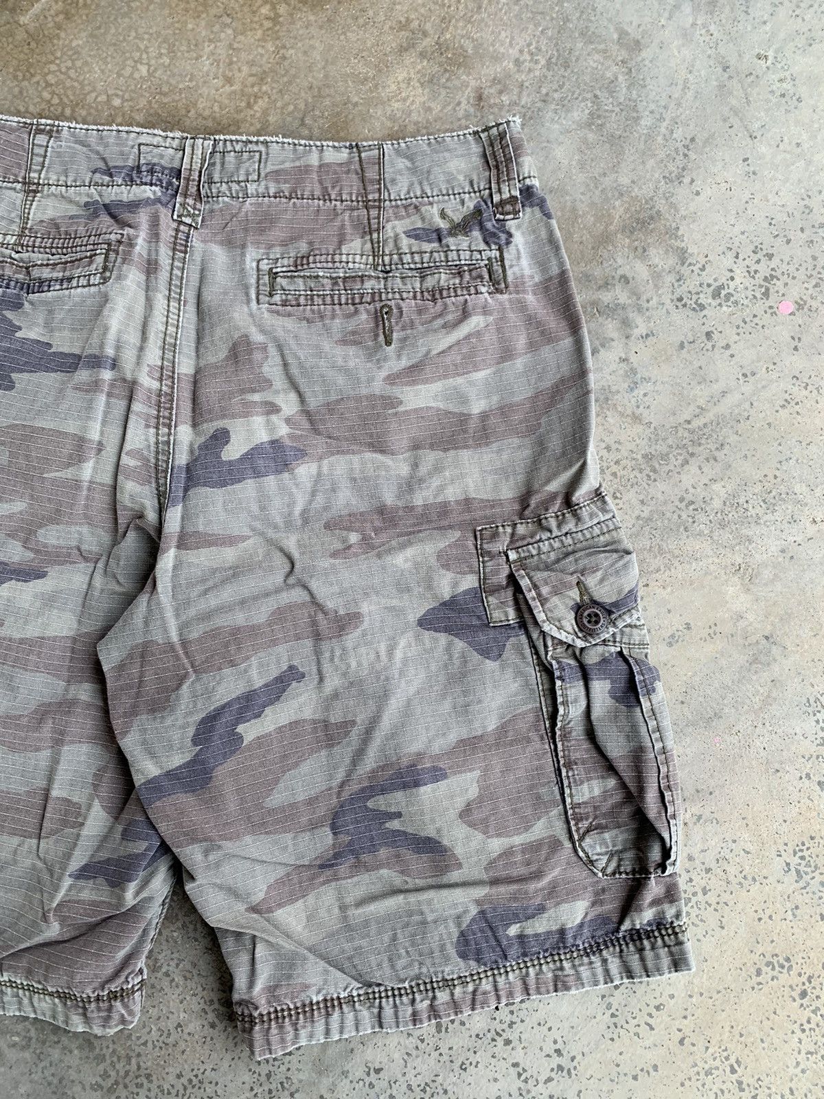 American Eagle Outfitters 🔊 American Eagle Longboard Camo Cargo Short Pants Size US 33 - 6 Thumbnail