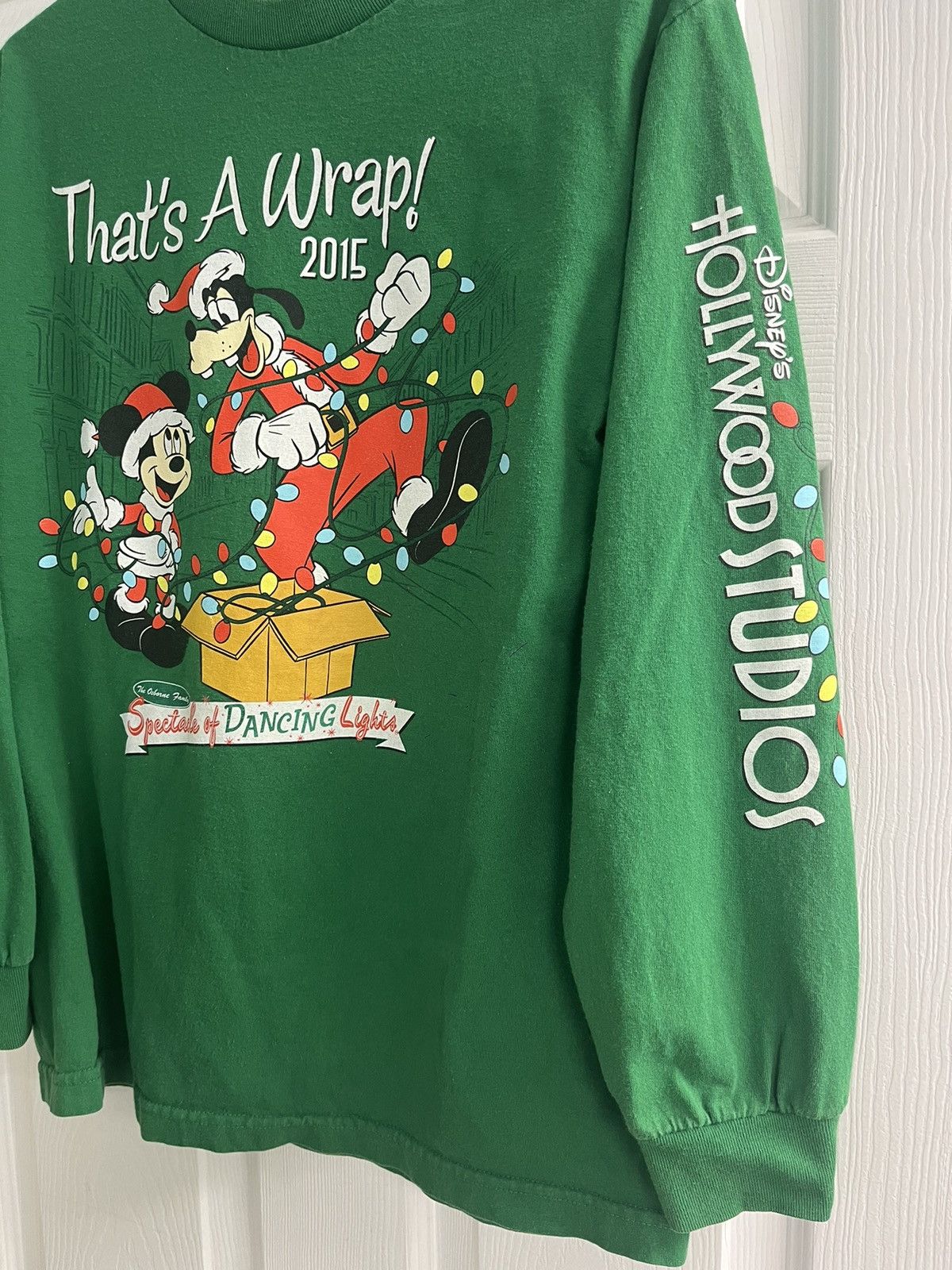 Disney 2015 Disney Mickey & Goofy ‘That’s a Wrap’ Xmas Longsleeve Size US M / EU 48-50 / 2 - 3 Thumbnail