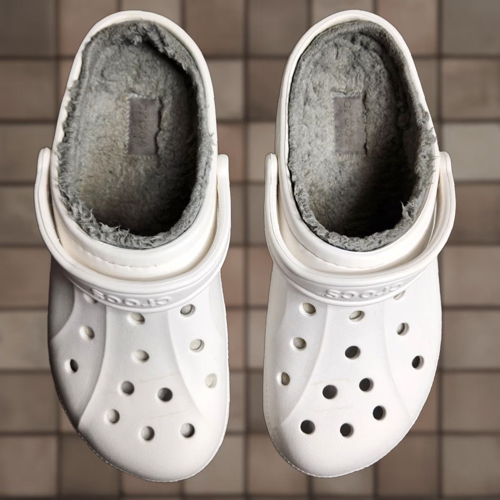 Crocs Crocs Fleece Lined |Mens 10/Womens 12| White/Gray Strap Back Clogs Size L / US 10 / IT 46 - 1 Thumbnail