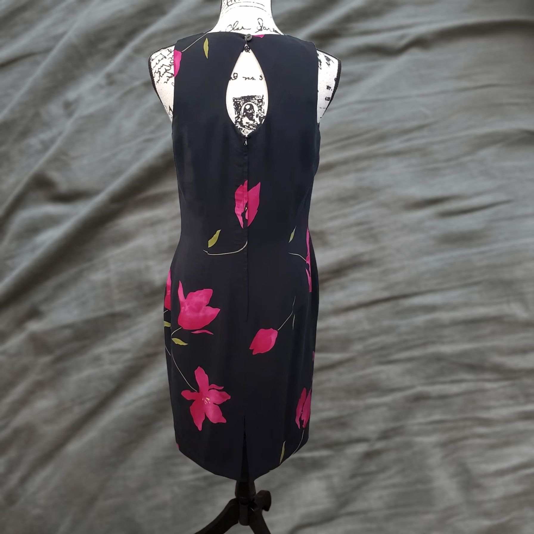 MAGGY LONDON Maggy London Womens Midi Dress 8 Black Floral Silk Round Neck Keyhole Back Zip VINTAGE? No, Regular? Size M / US 6-8 / IT 42-44 - 1 Thumbnail
