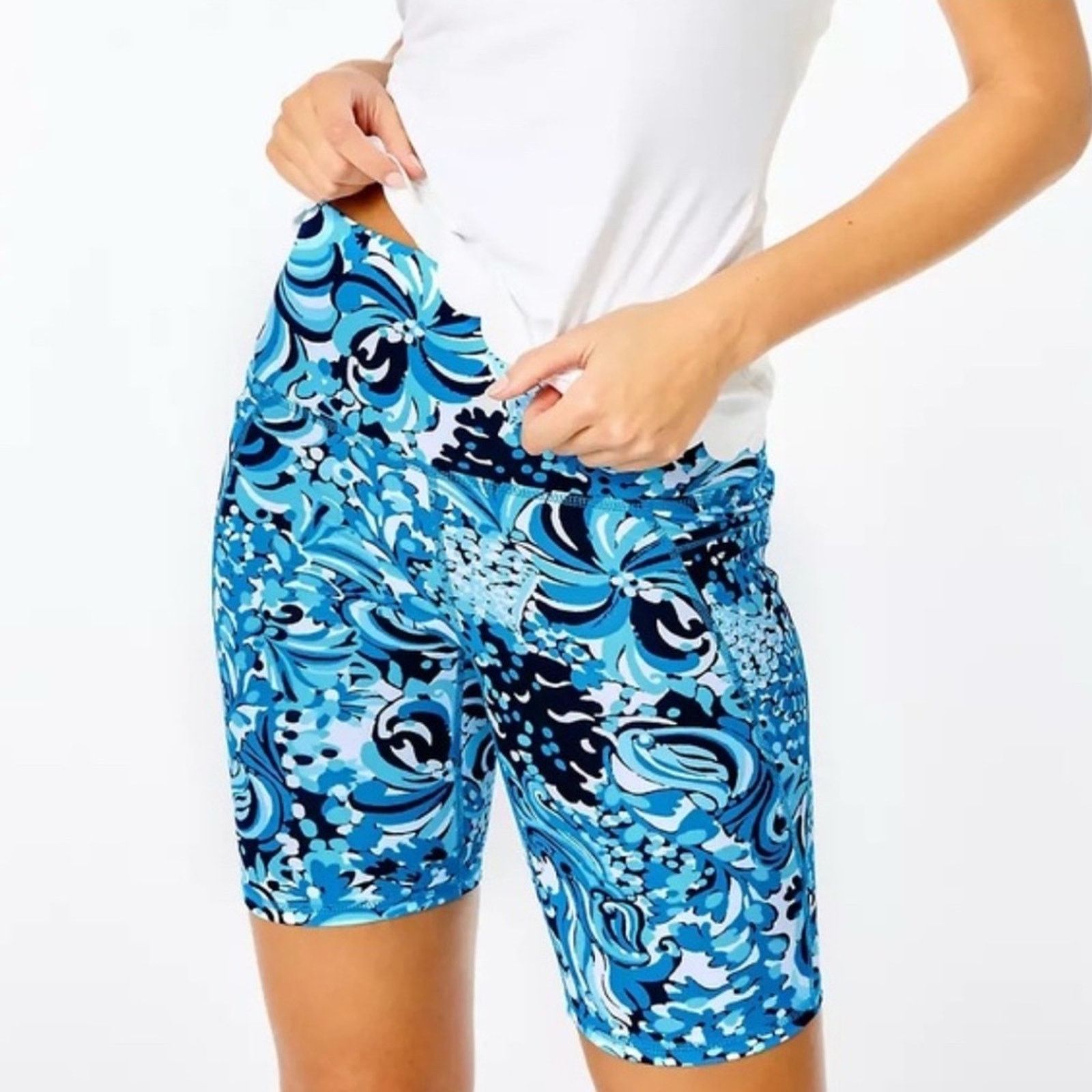 Lilly Pulitzer Lilly Pulitzer Luxletic South Beach Bike Shorts in Mermazing Size 26" / US 2 / IT 38 - 1 Thumbnail