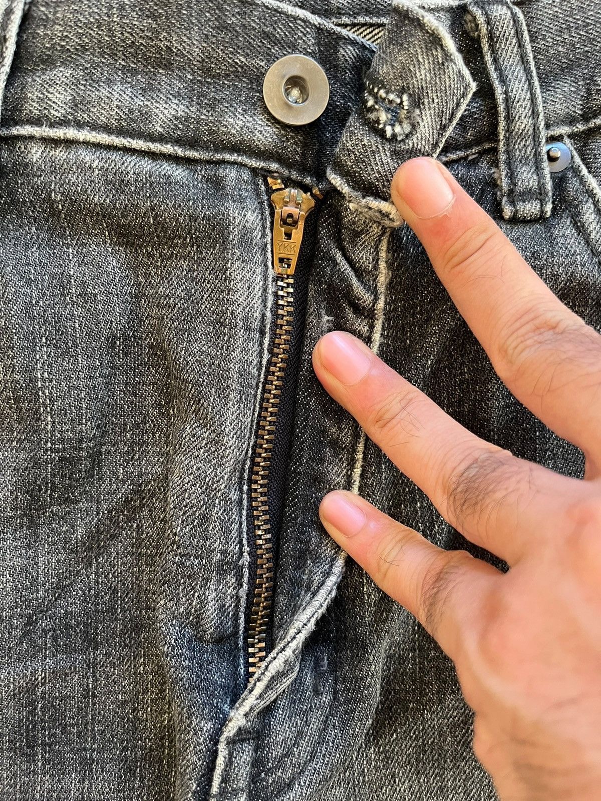 Japanese Brand × Uniqlo Vintage Uniqlo Faded Black Distressed Loose Jeans 31x30 Size US 31 - 3 Thumbnail